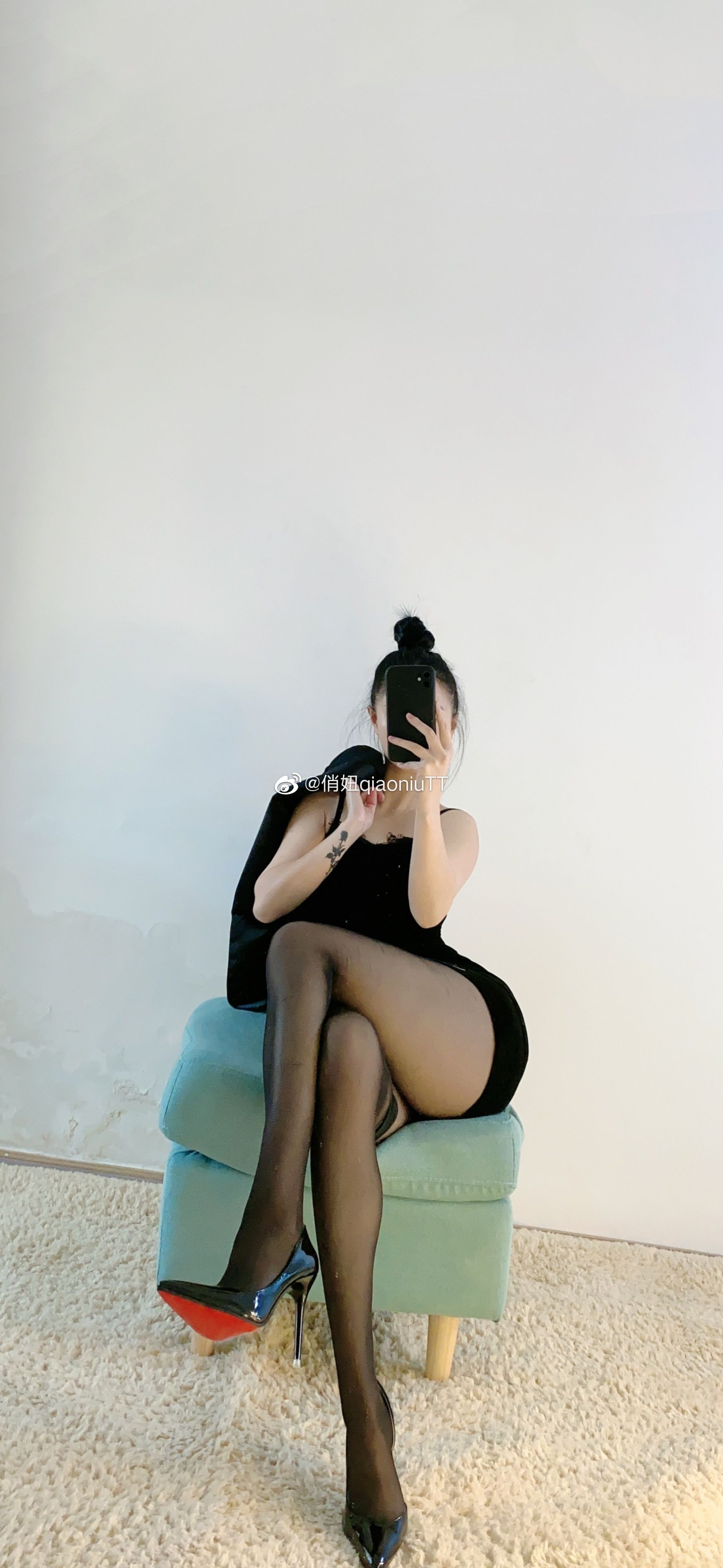 [福利COS] 俏妞qiaoniuTT - 丝袜长腿翘臀 视图合集第34张
