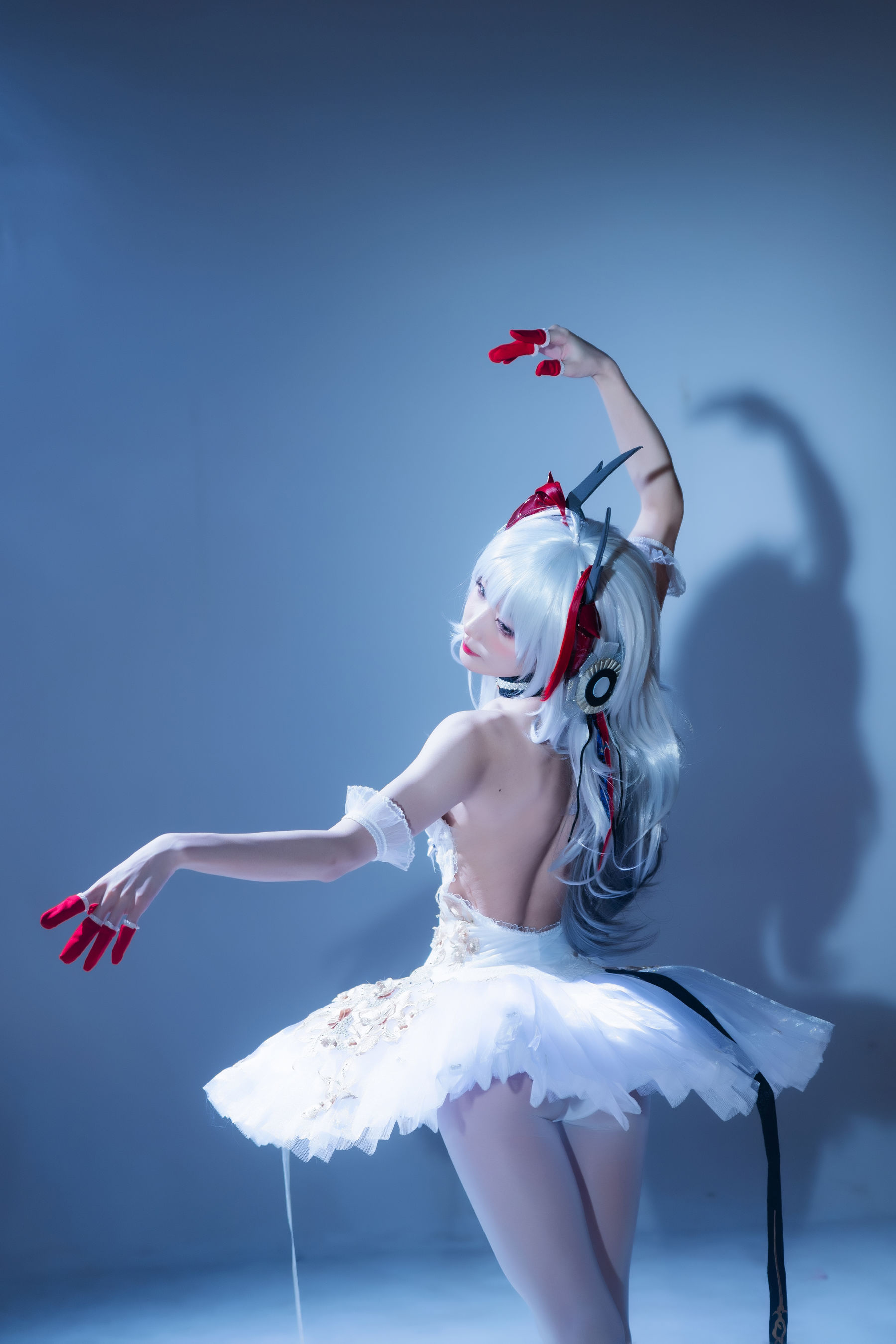 [福利COS] 动漫博主阿包也是兔娘 - 明日方舟 芭蕾第1张