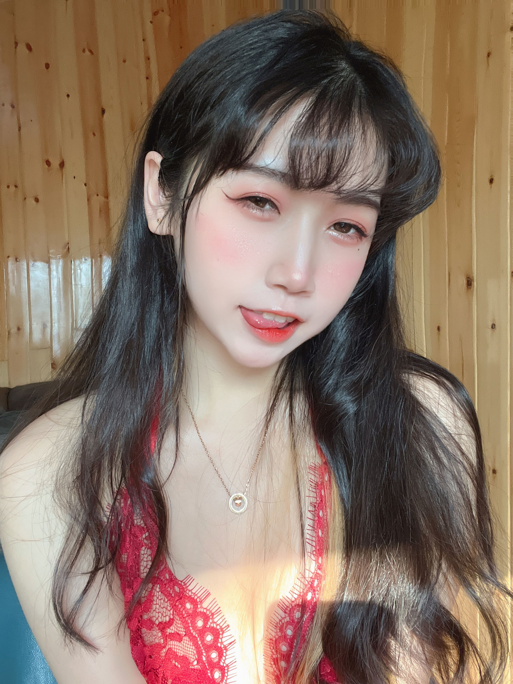 [福利COS] 微博人气Coser不呆猫 - 霸气红色人妻第20张