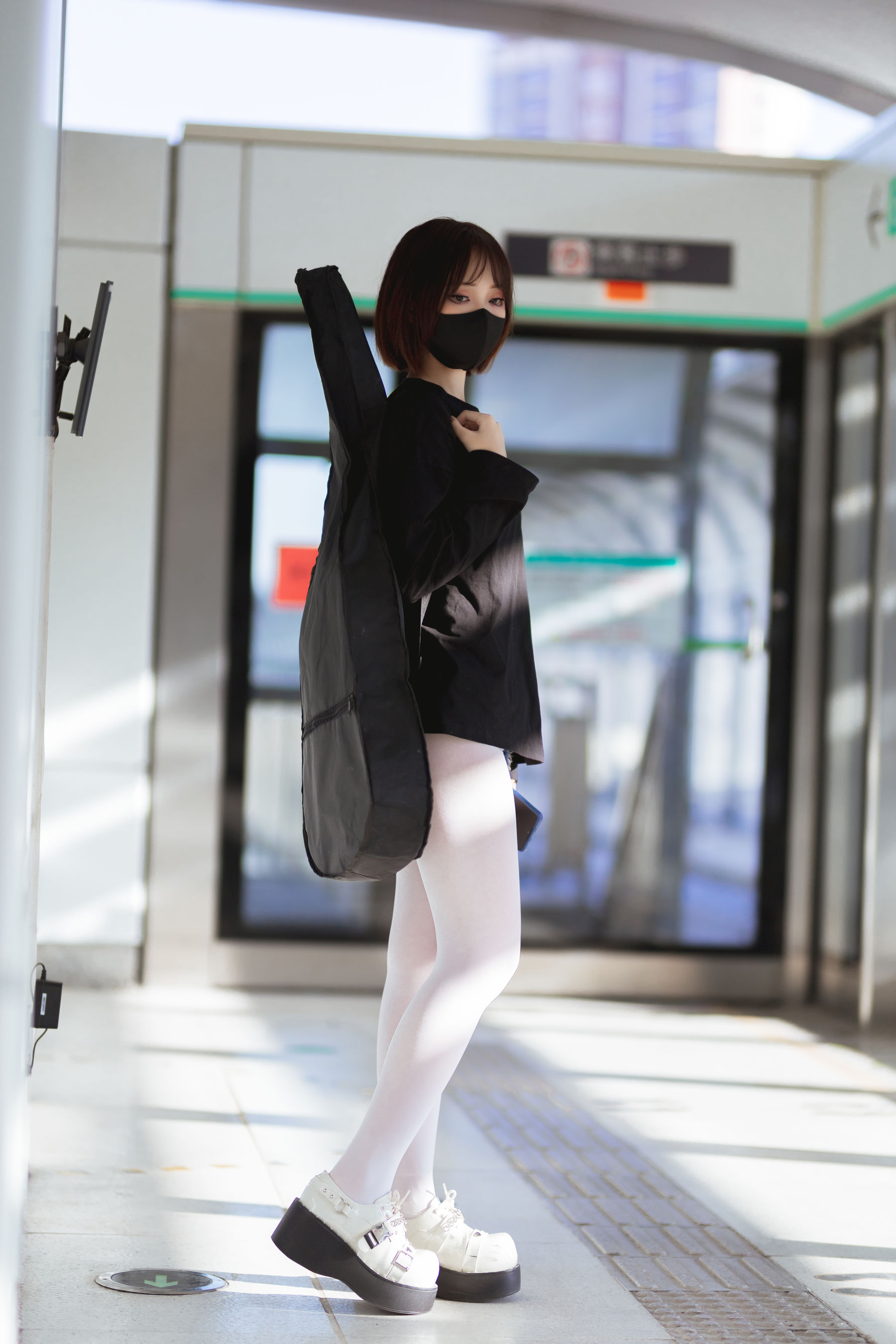 [福利COS] 洛桑w伊梓 - 地铁吉他第4张