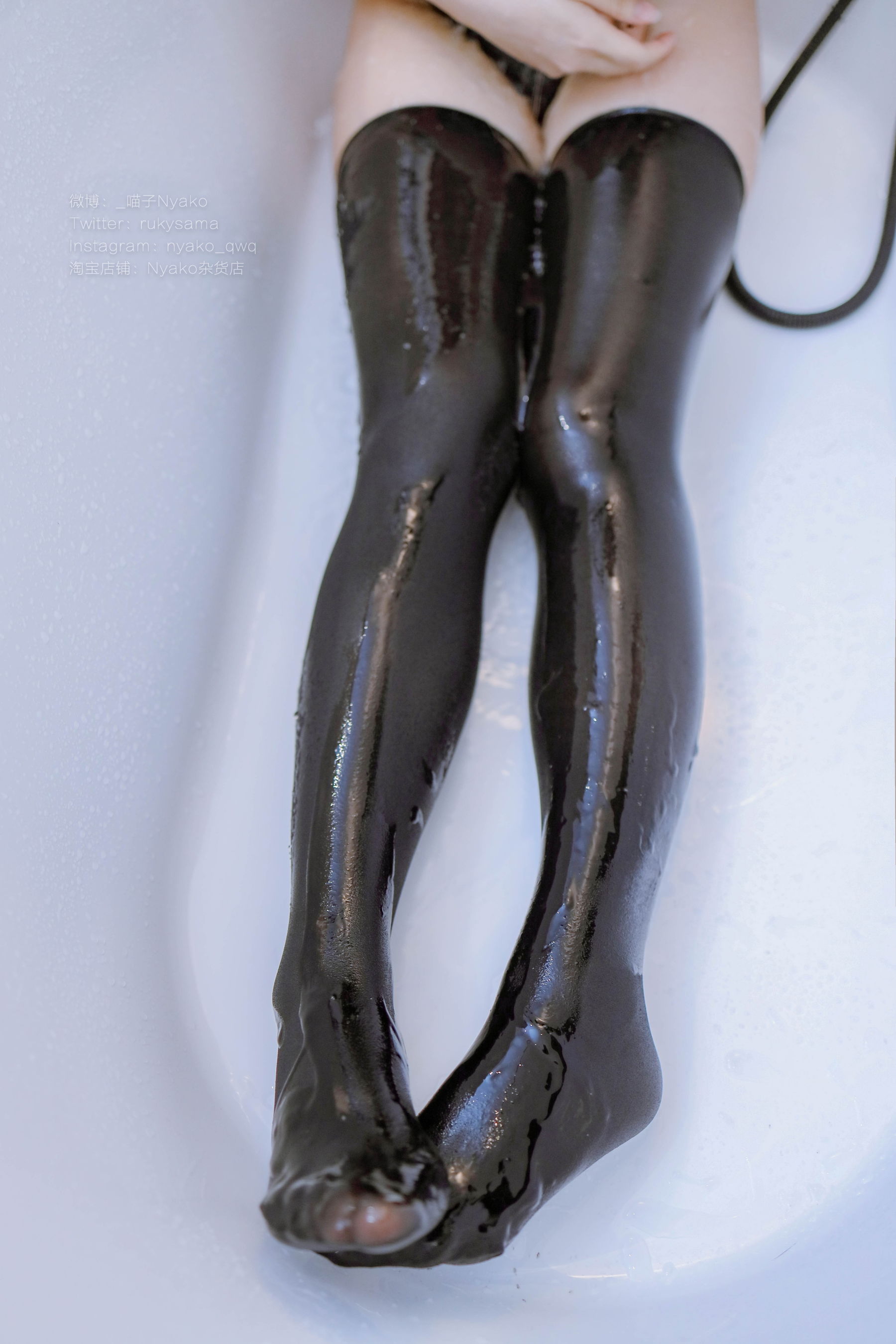 [福利COS] 萌妹子Nyako喵子 - 黑色透明竞泳第12张