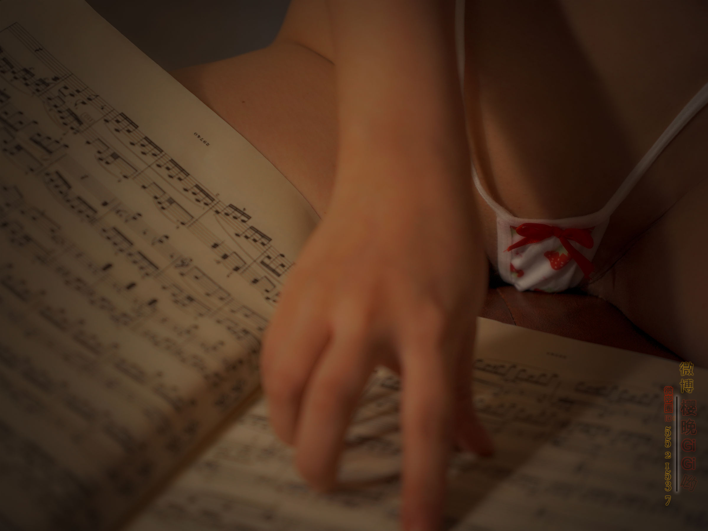 [福利COS] 网络红人樱晚gigi - 微醺的草莓第5张