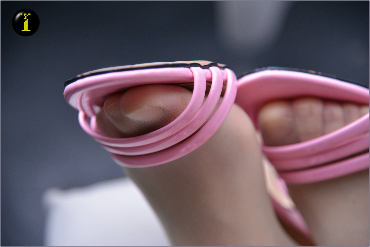 [IESS异思趣向] 普惠集 035-幸子 粉色绑带高跟鞋 在现浏览第1张