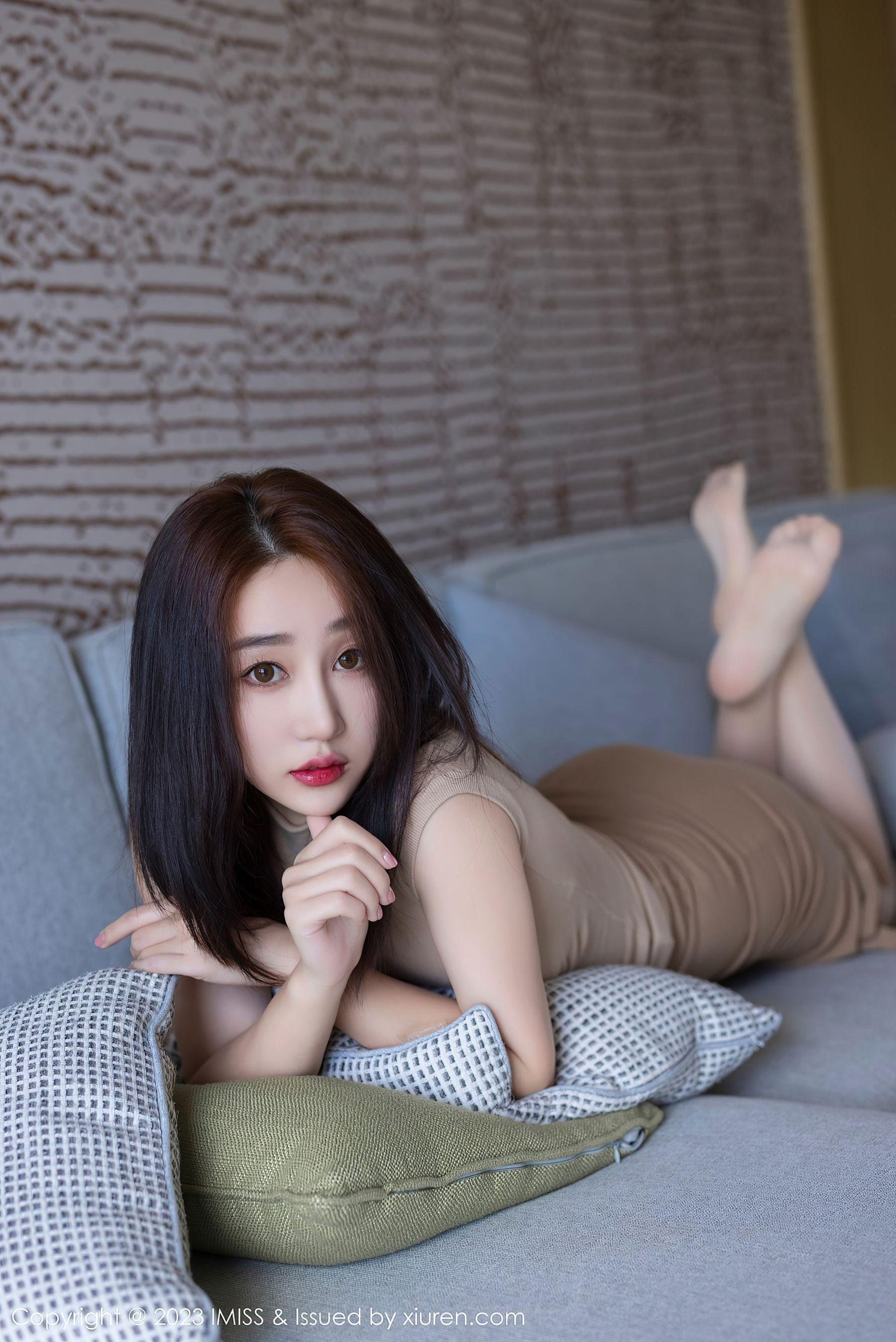 爱蜜社 VOL.728 九月生__ 短裙美腿第19张