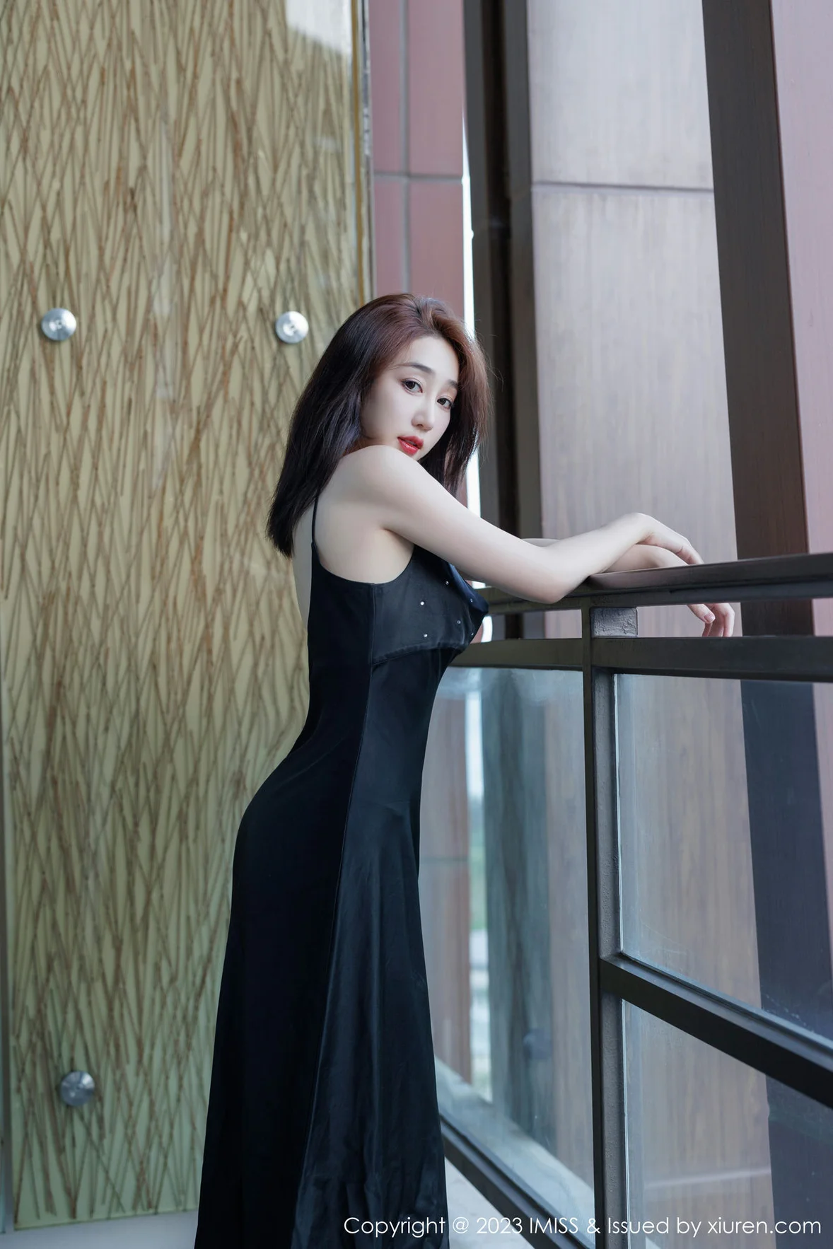  爱蜜社 Vol.734 九月生__ 吊带长裙性感写真 [41P]第1张