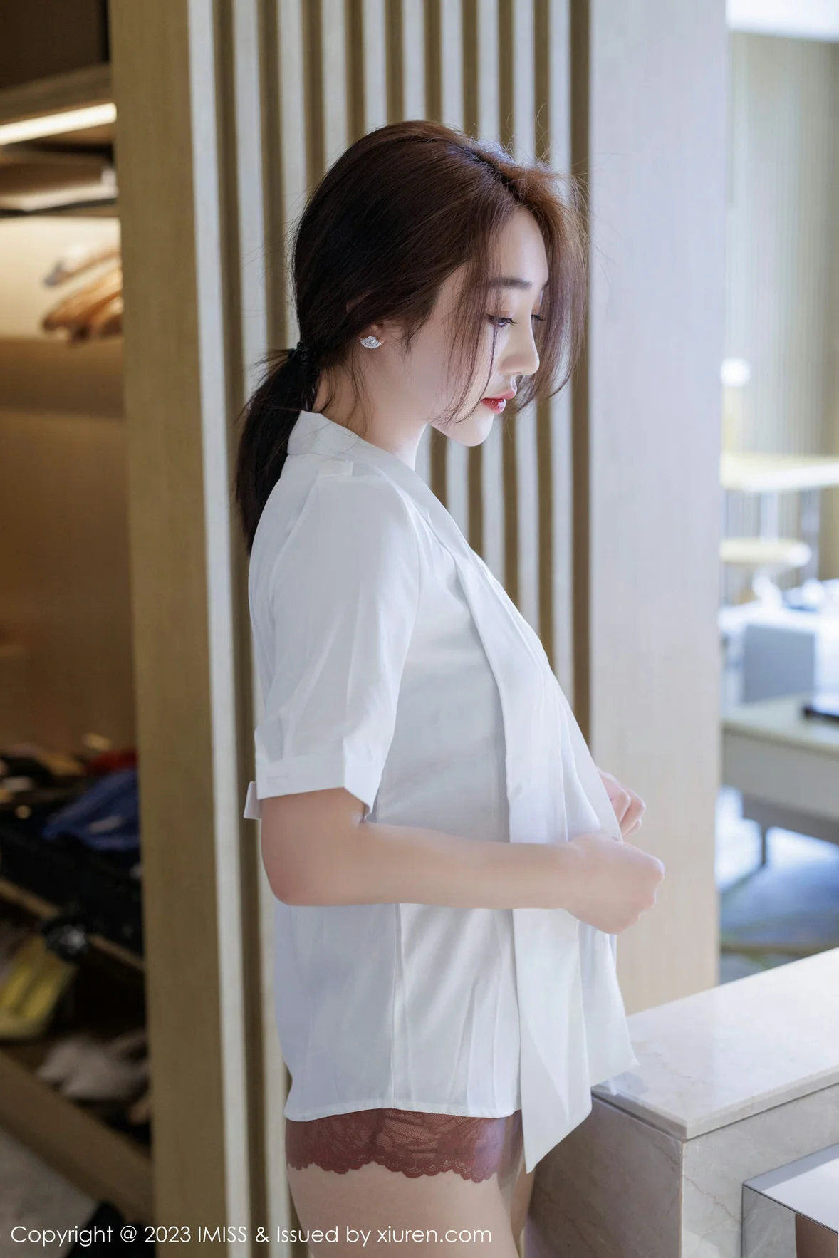  爱蜜社 Vol.735 九月生__ 灰色职业装性感写真 [58P]