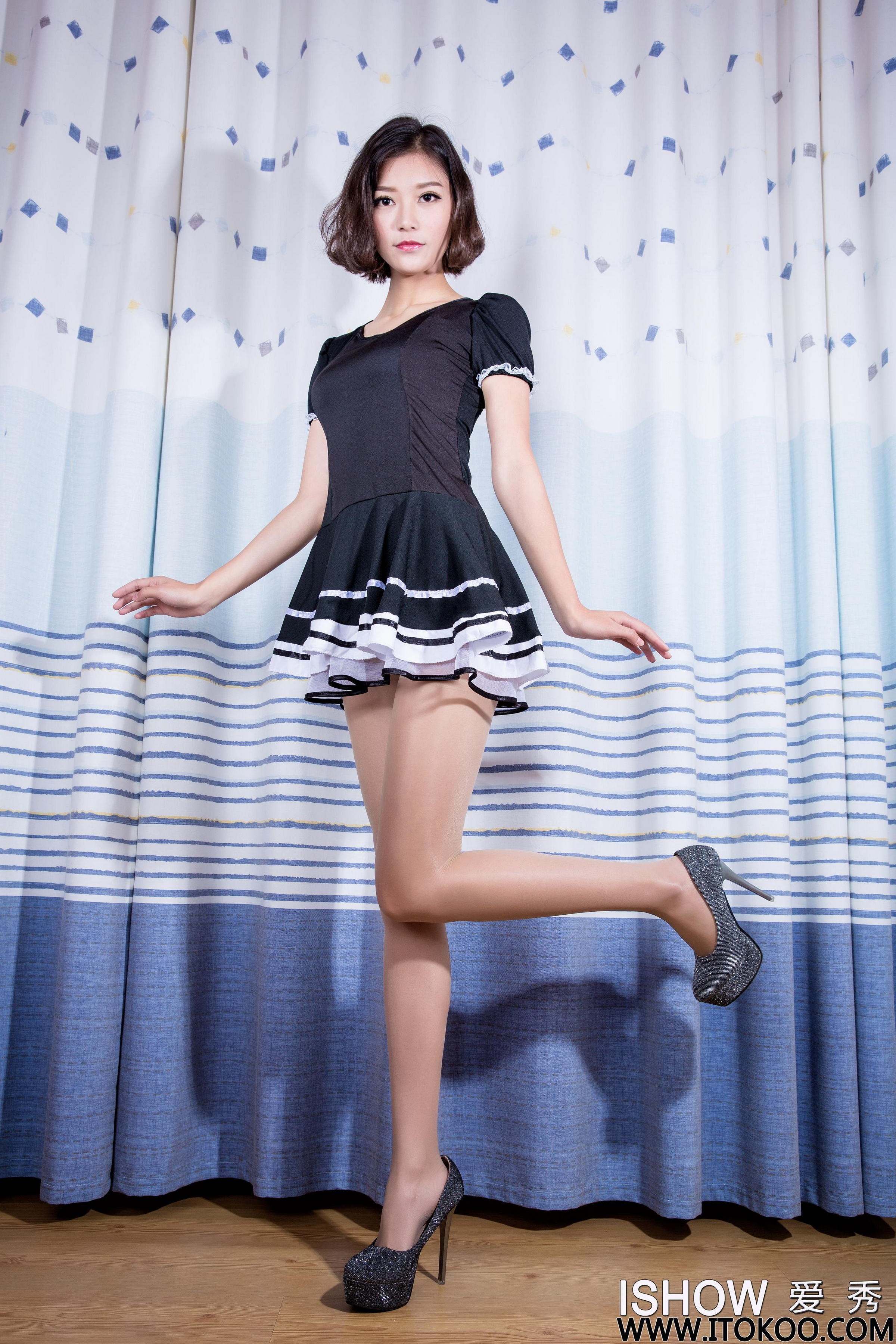 [ISHOW爱秀]黑色连身短裙美女 余菲菲Faye 肉丝美腿与闪亮高跟性感写真 2015-11-29 No.019第3张