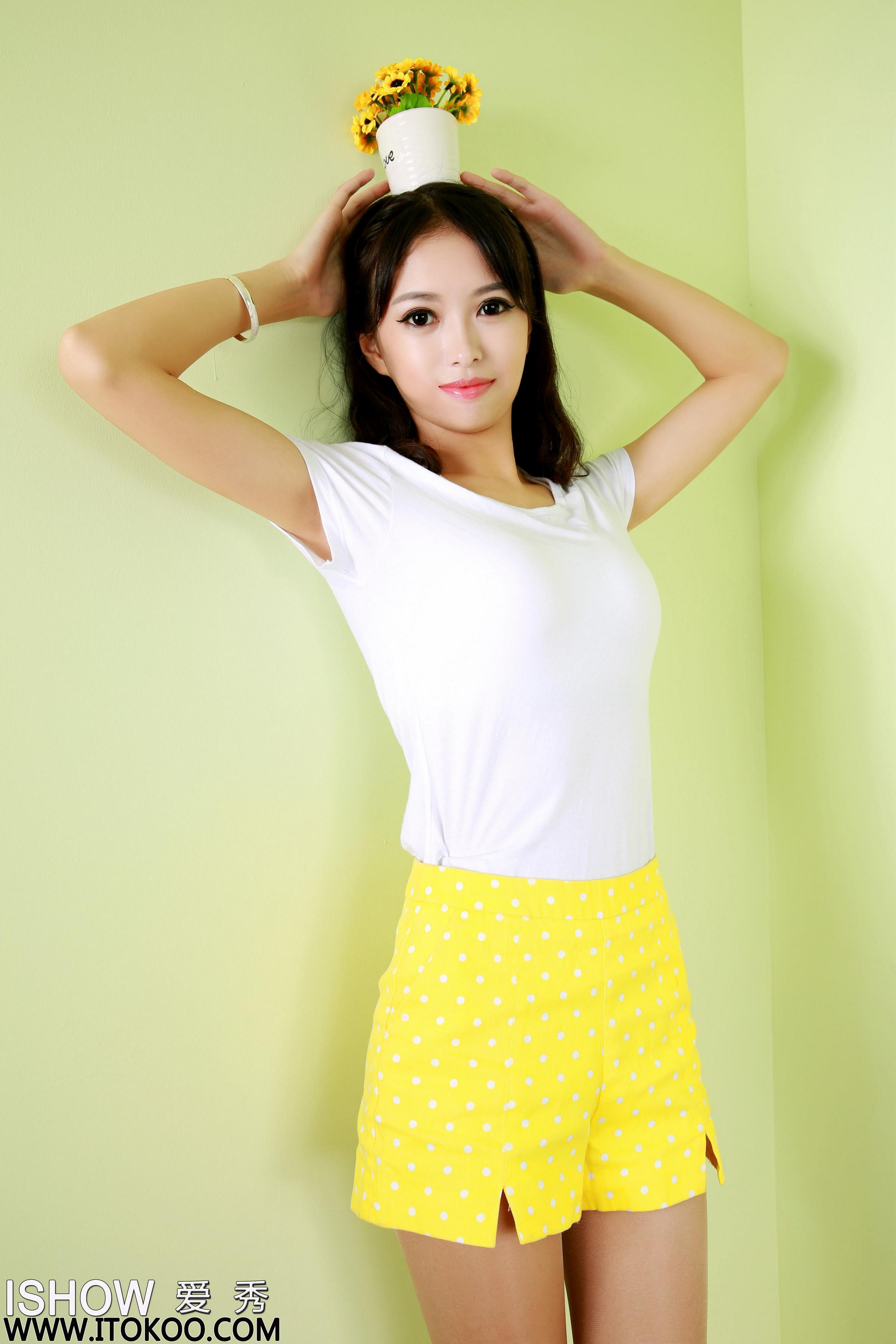 [ISHOW爱秀]白色短袖加黄色短裤美女 馨雅Adela 肉丝美腿与金色高跟性感写真 2015-09-10 No.007第2张