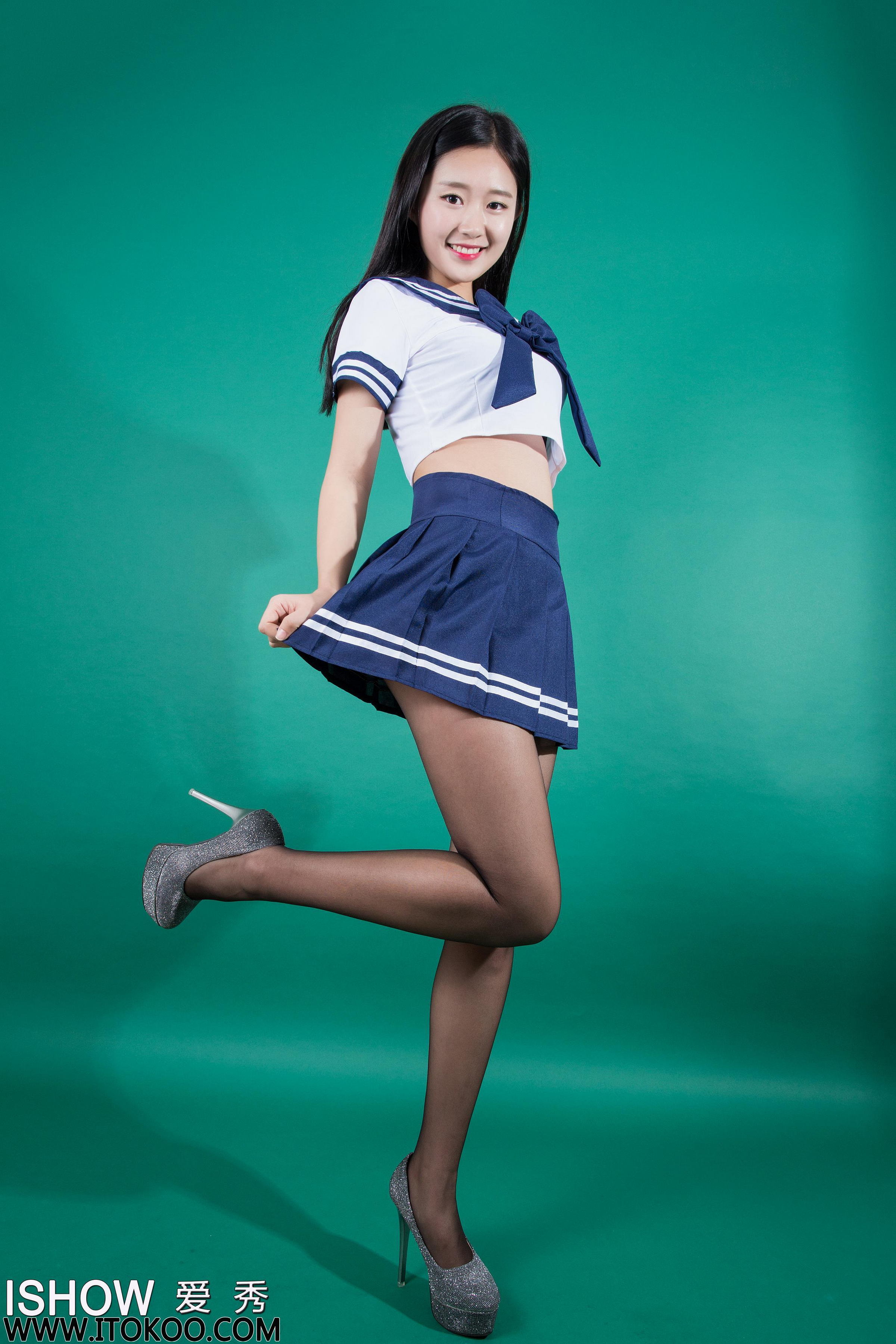 [ISHOW爱秀]蓝白水手学生制服美女Model 樱桃Cherry 黑丝美腿与闪亮高跟性感写真 2016-01-23 No.027第1张