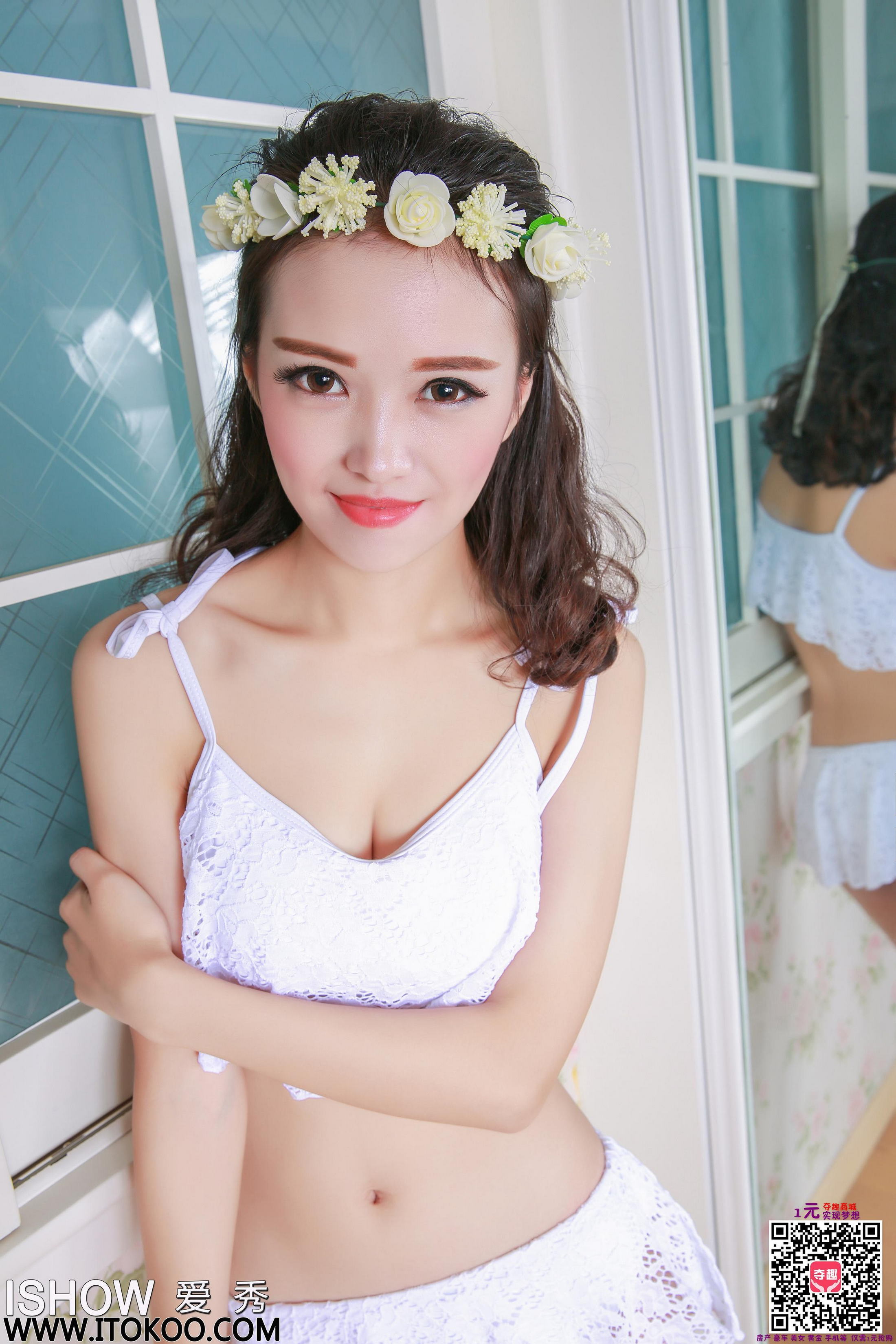 [ISHOW爱秀]白色缕空情趣吊带小短裙美女 馨雅Adela 肉色连身丝袜美腿与金色高跟性感写真 2016-11-11 No.075第4张