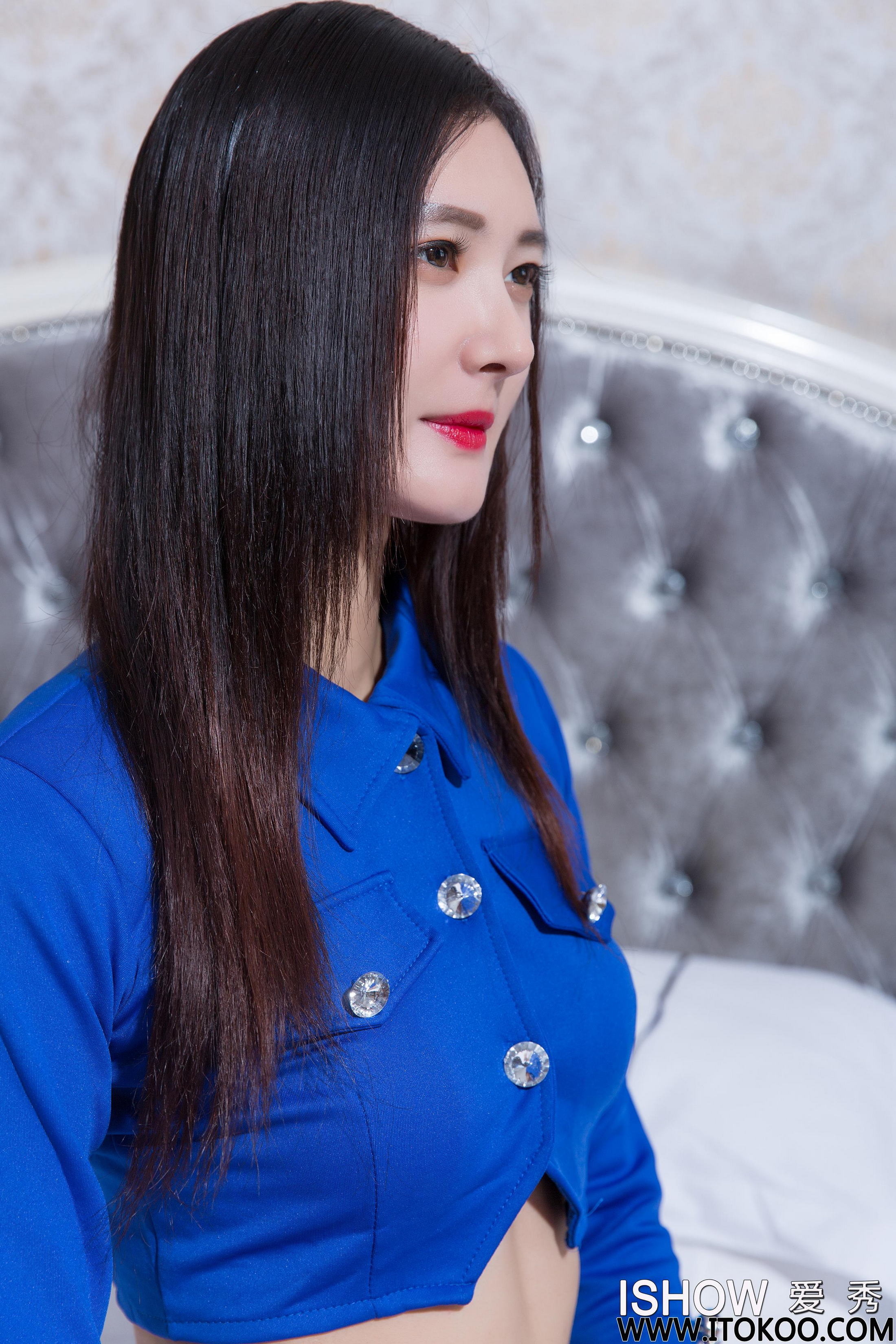 [ISHOW爱秀]蓝色高露腰制服美女 子沫Moira 黑色闪亮丝袜美腿与红色高跟性感写真 2017-01-01 No.082第6张