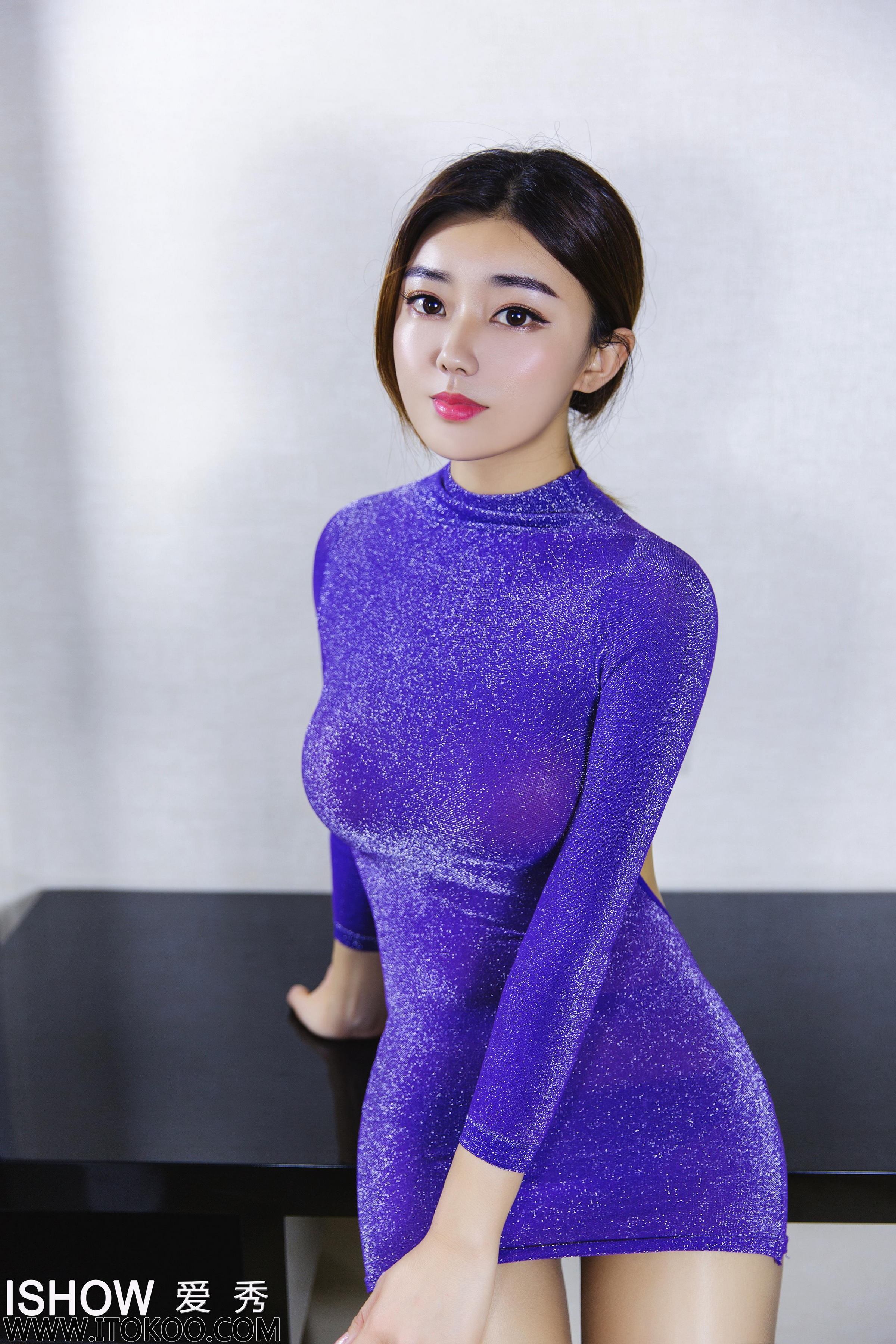 [ISHOW爱秀]NO.167 林琳Caroline 紧身透视裸背连衣裙加灰色丝袜美腿玉足性感私房写真集第4张