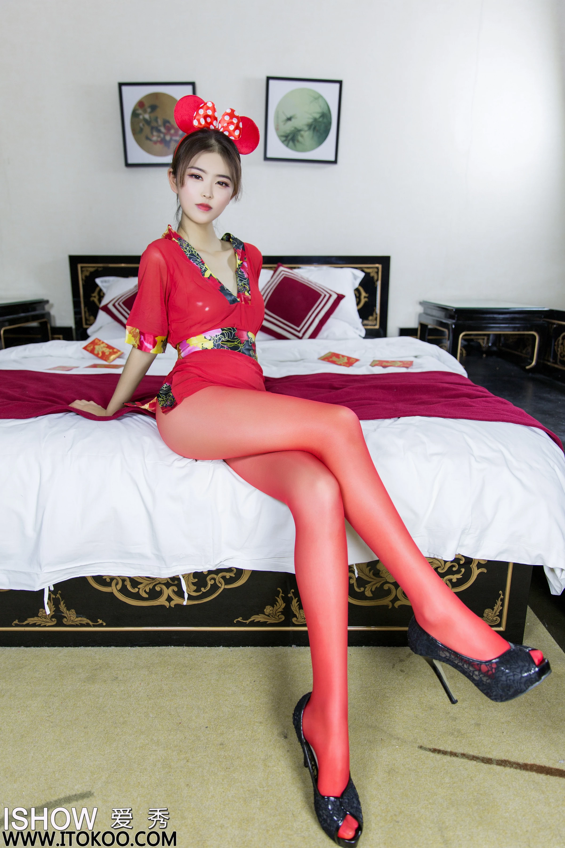 [ISHOW爱秀]NO.213 鼠你最美 杨伊伊Eva 红色透视情趣制服裙加红色丝袜美腿性感私房写真集第5张