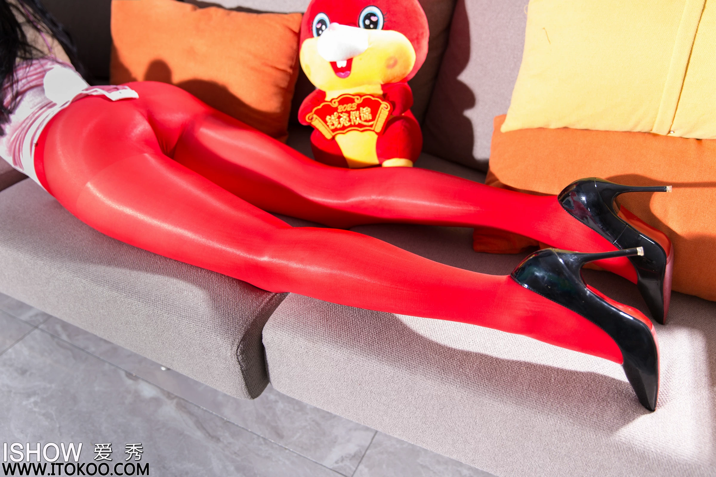 [ISHOW爱秀]NO.349 兔年大吉 艾雨彤Irene 红色兔女郎制服内衣加丝袜美腿性感私房写真集第7张