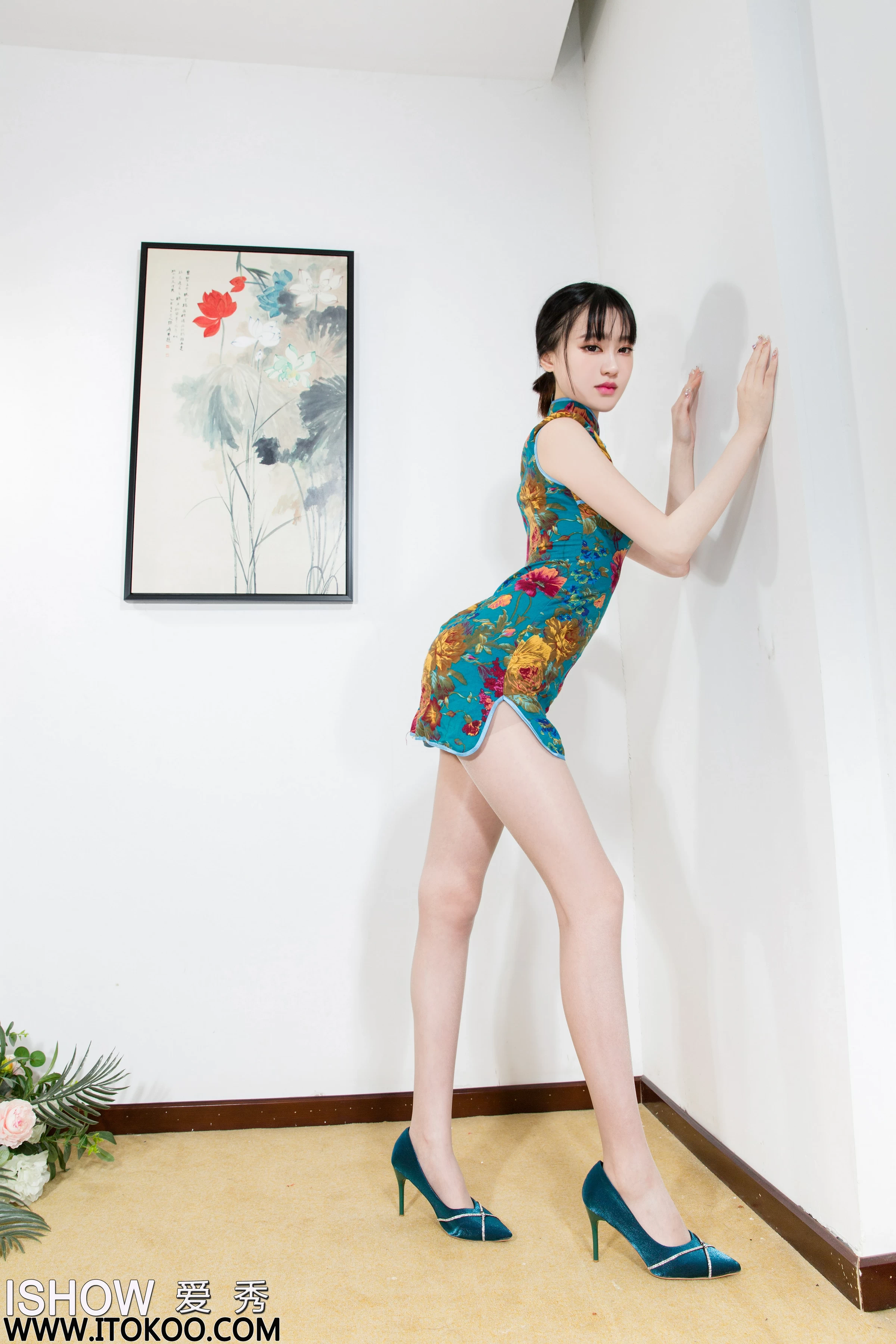 [ISHOW爱秀]2023-09-23 NO.383 田蜜Mia 蓝色旗袍与黑色紧身连衣裙加黑丝美腿性感私房写真集第5张