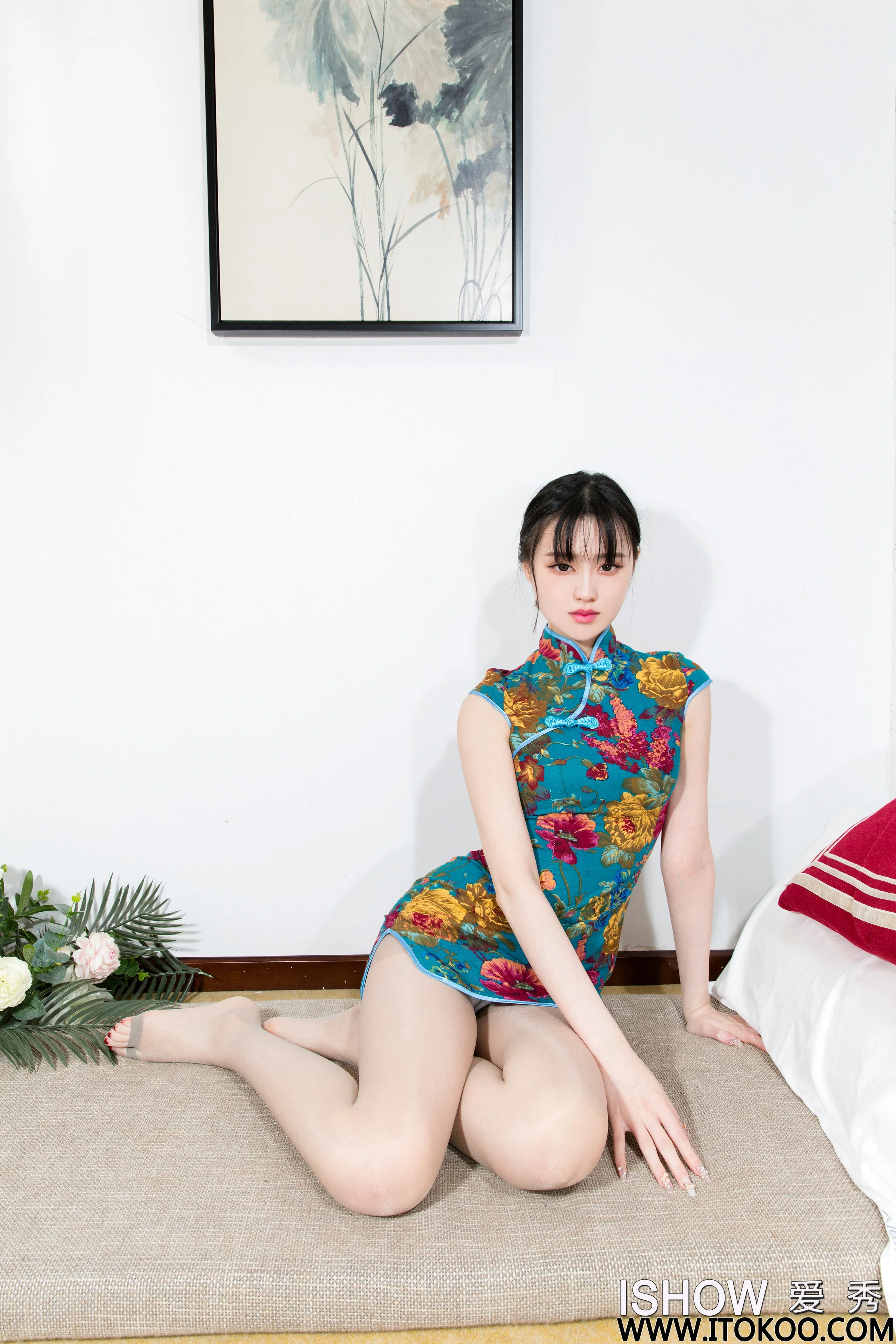 [ISHOW爱秀]2023-09-23 NO.383 田蜜Mia 蓝色旗袍与黑色紧身连衣裙加黑丝美腿性感私房写真集第11张