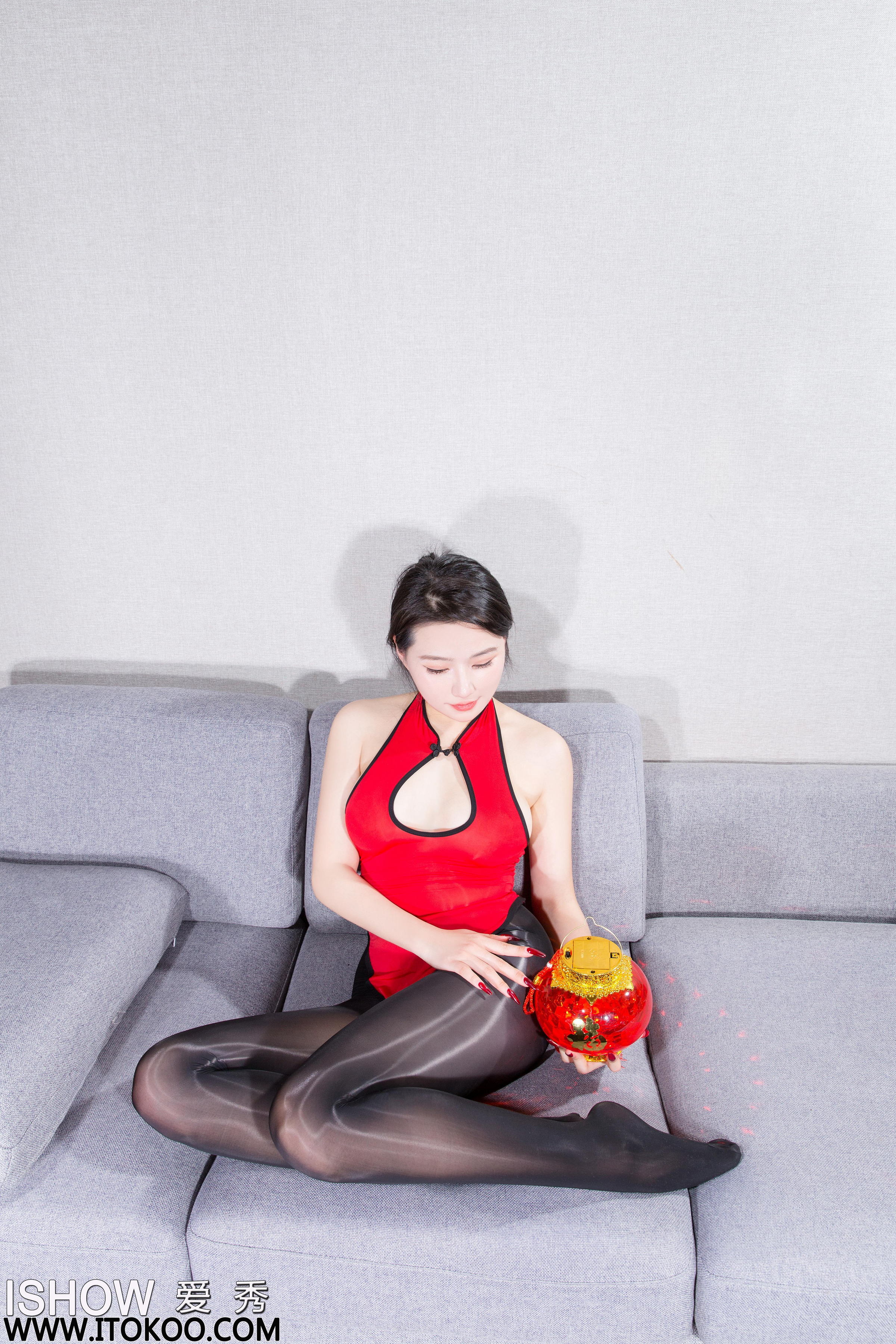 [ISHOW爱秀]2024-02-24 NO.404 陈芷水Sibyl 红色紧身无袖旗袍加黑丝美腿性感私房写真集第9张