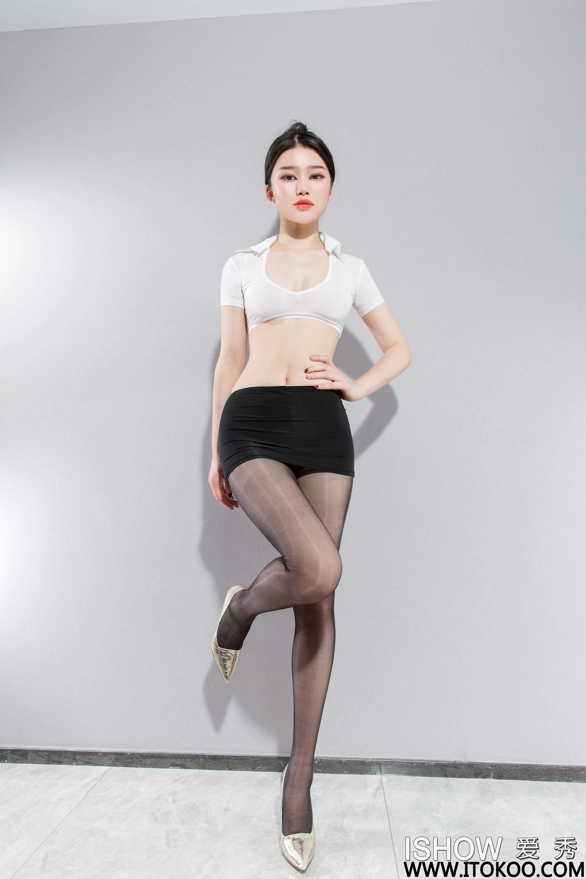 [ISHOW爱秀]2023-09-16 NO.382 艾雨彤Irene 白色情趣水手制服与黑色短裙加黑丝美腿性感私房写真集第8张