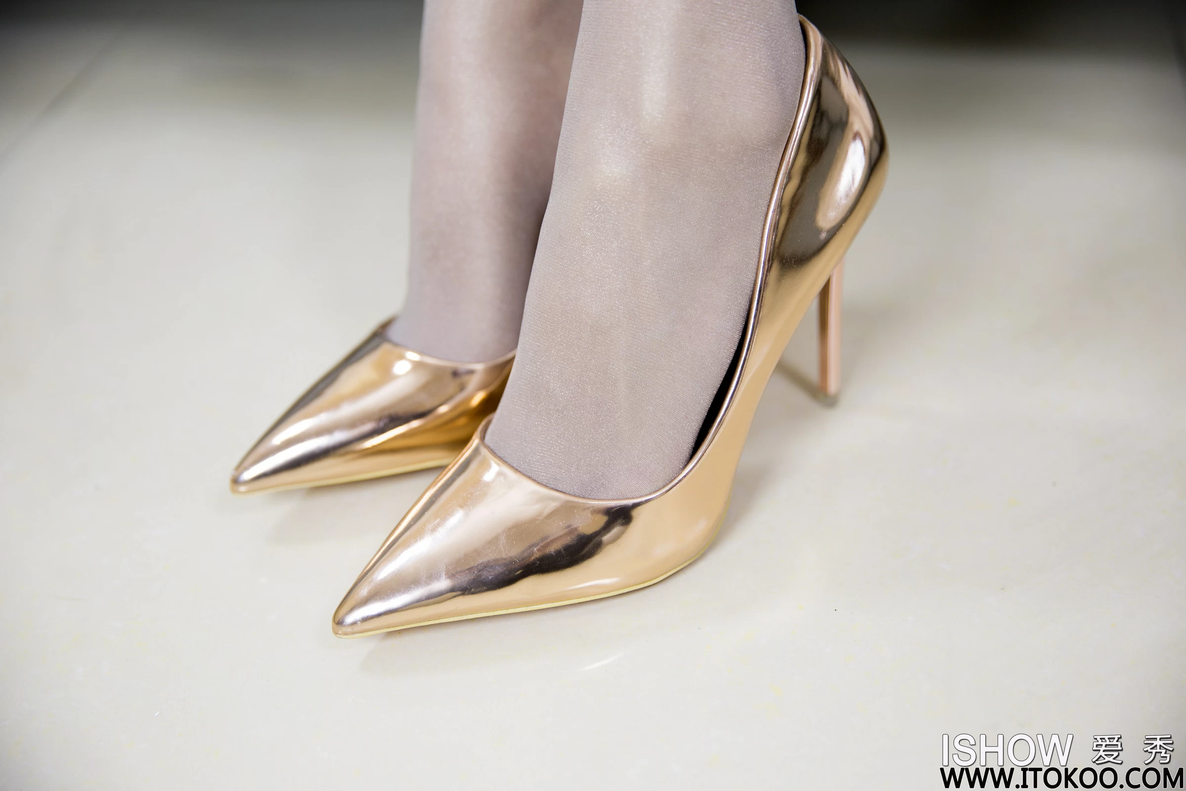 [ISHOW爱秀]NO.251 文婷婷 红色紧身旗袍与黑色透视连衣裙加黑丝美腿性感私房写真集第9张