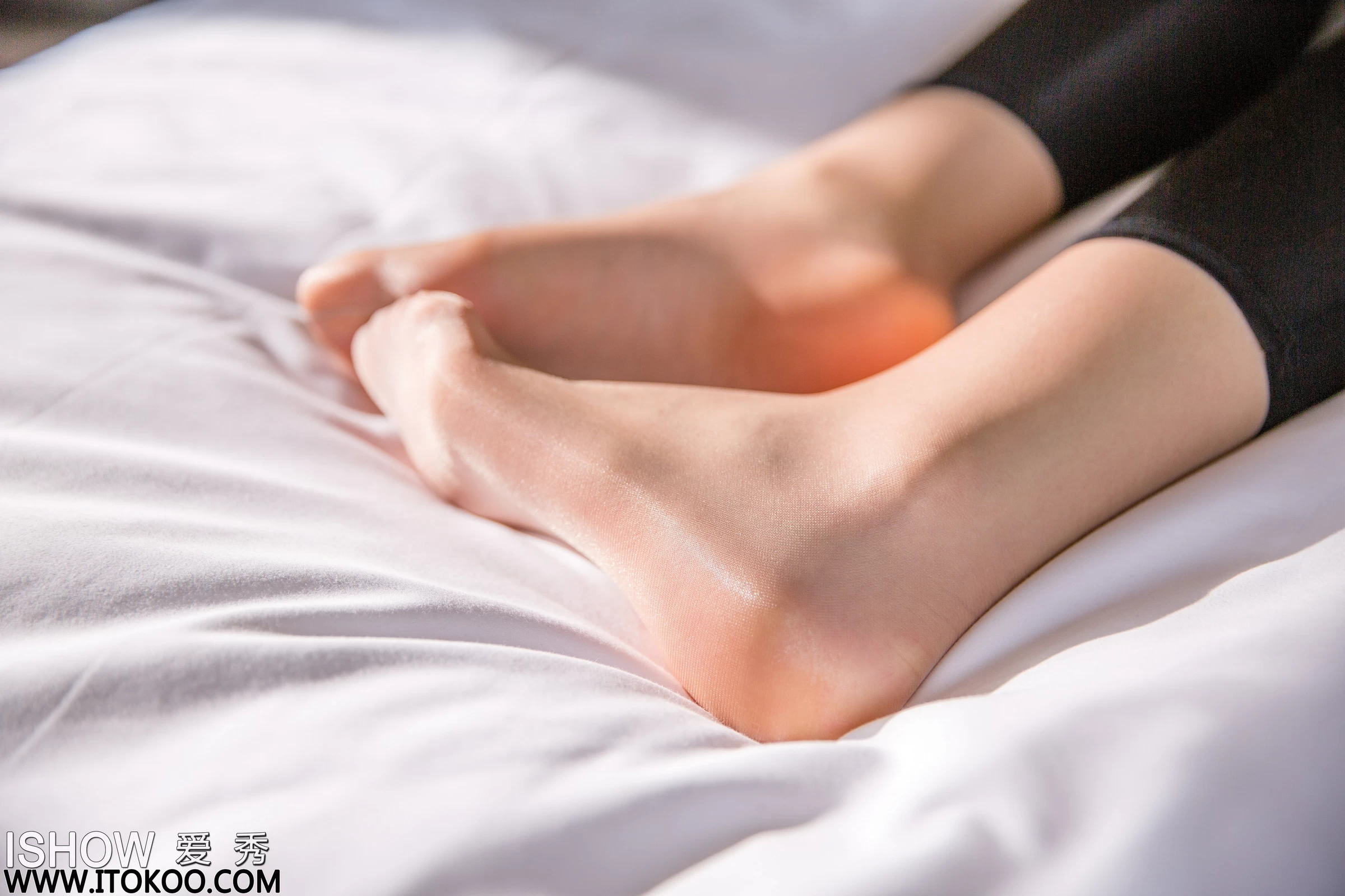 [ISHOW爱秀]NO.258 杨伊伊Eva 黄色紧身上衣与黑色短裙加情趣渔网袜性感私房写真集第11张