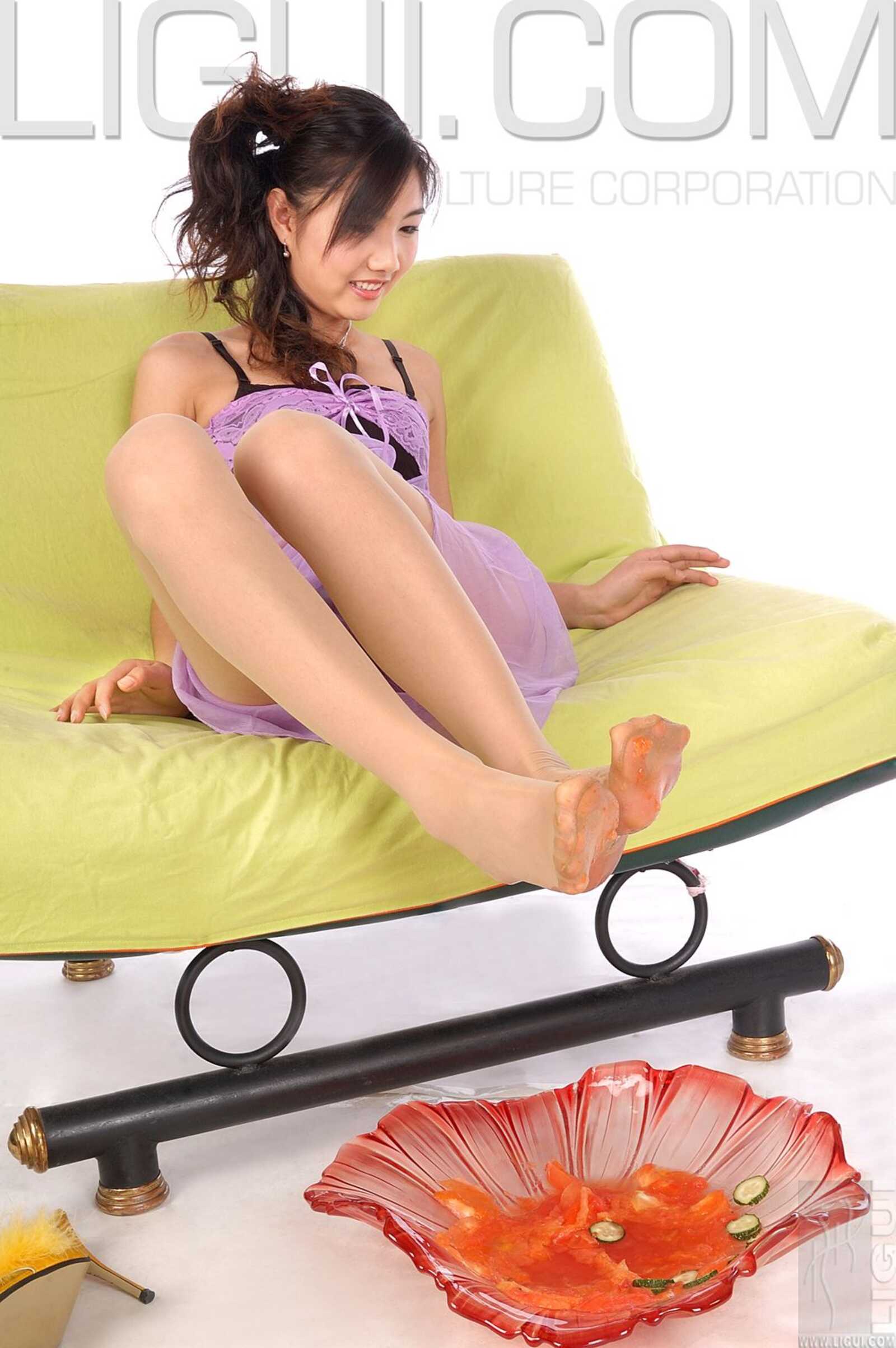 [丽柜LiGui] Model 丝丝《美足踩踏蔬菜》写真图片第10张