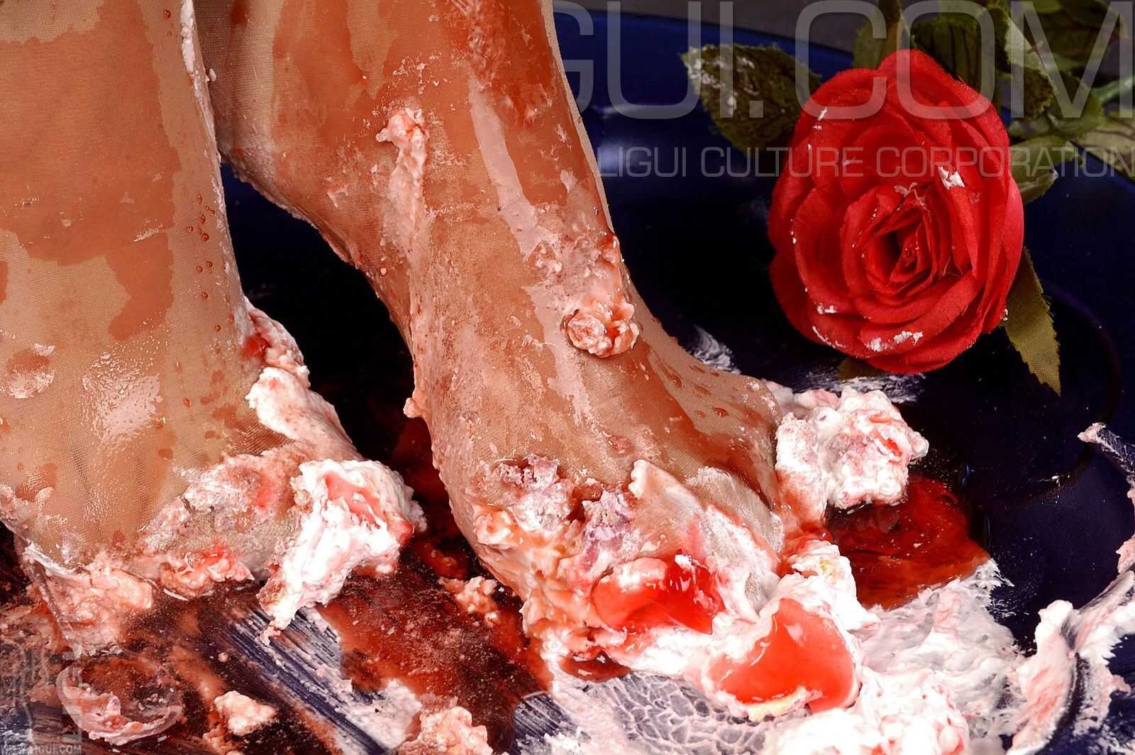 [丽柜LiGui] Model 慕子《美味的蛋糕》丝足写真集图第1张