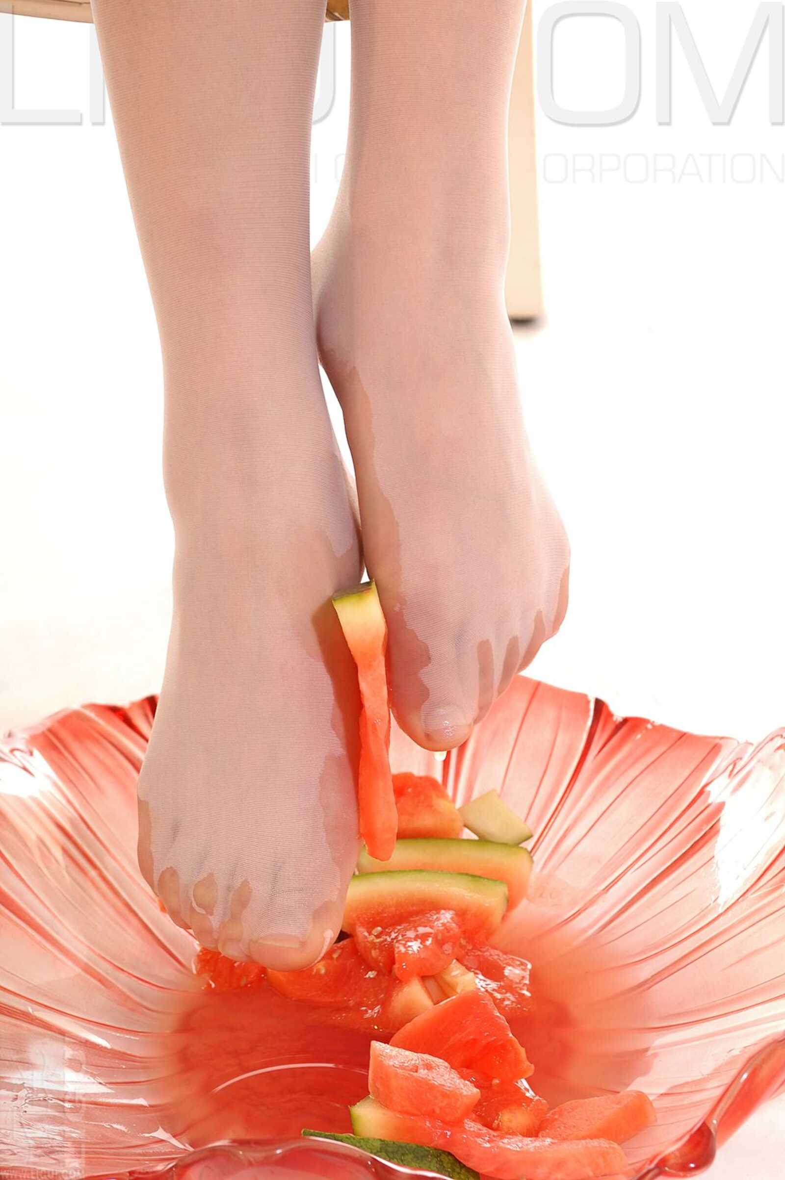 [丽柜LiGui] Model 海伦《玉足榨汁機》丝足写真集图第8张