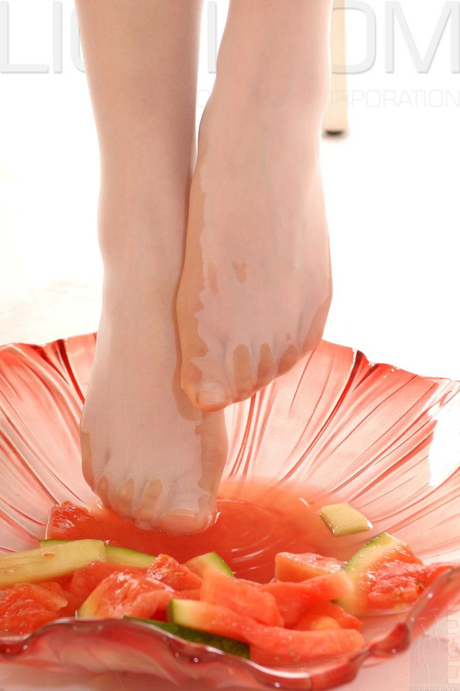 [丽柜LiGui] Model 海伦《玉足榨汁機》丝足写真集图第7张