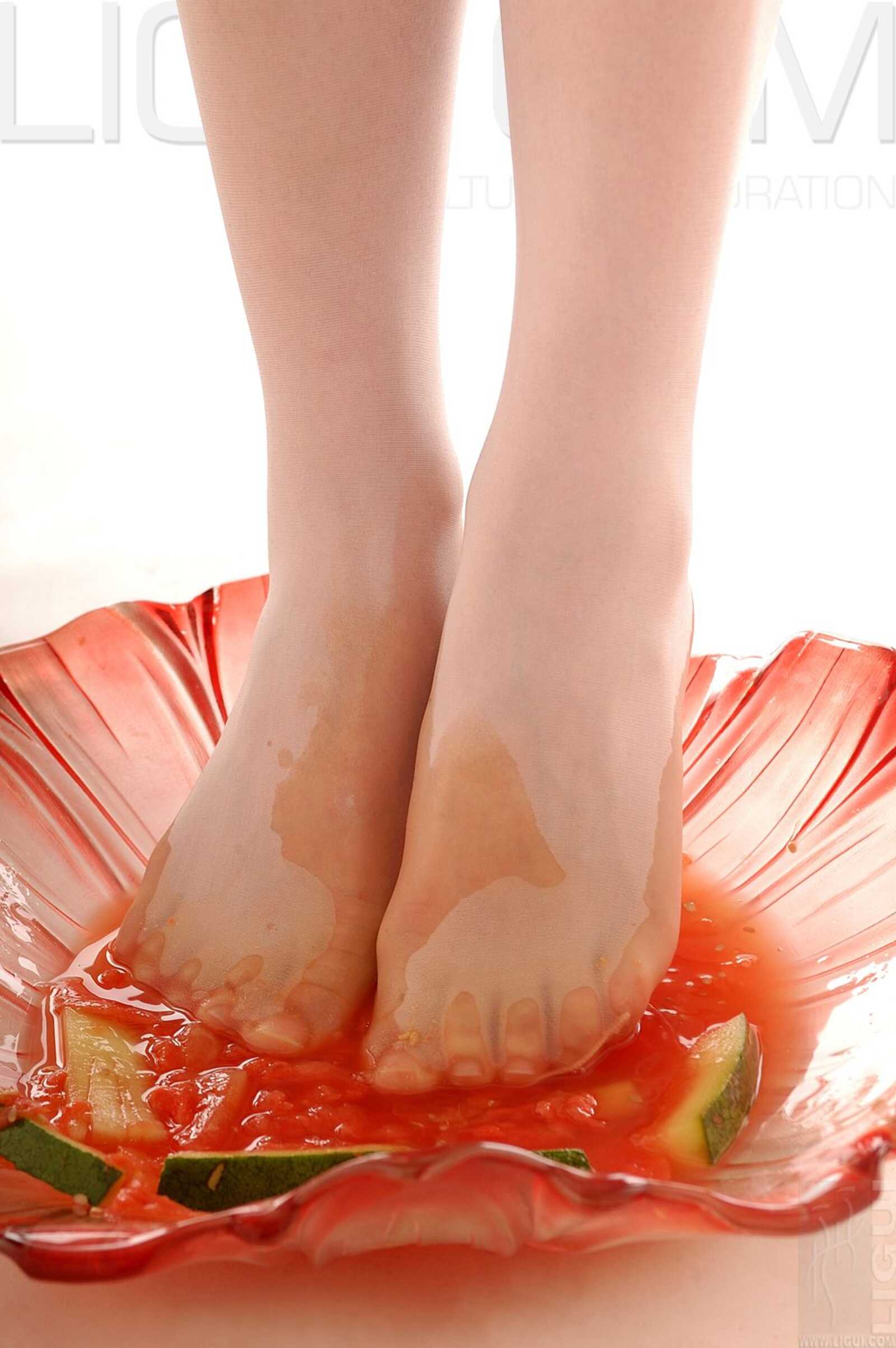 [丽柜LiGui] Model 海伦《玉足榨汁機》丝足写真集图第6张