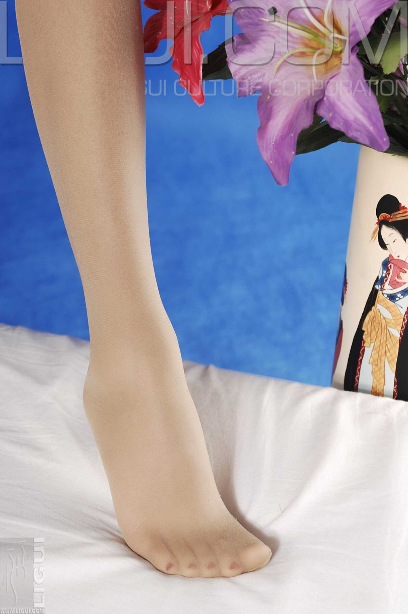 [丽柜LiGui] Model 伊园《肉丝小护士》丝足写真图片第3张