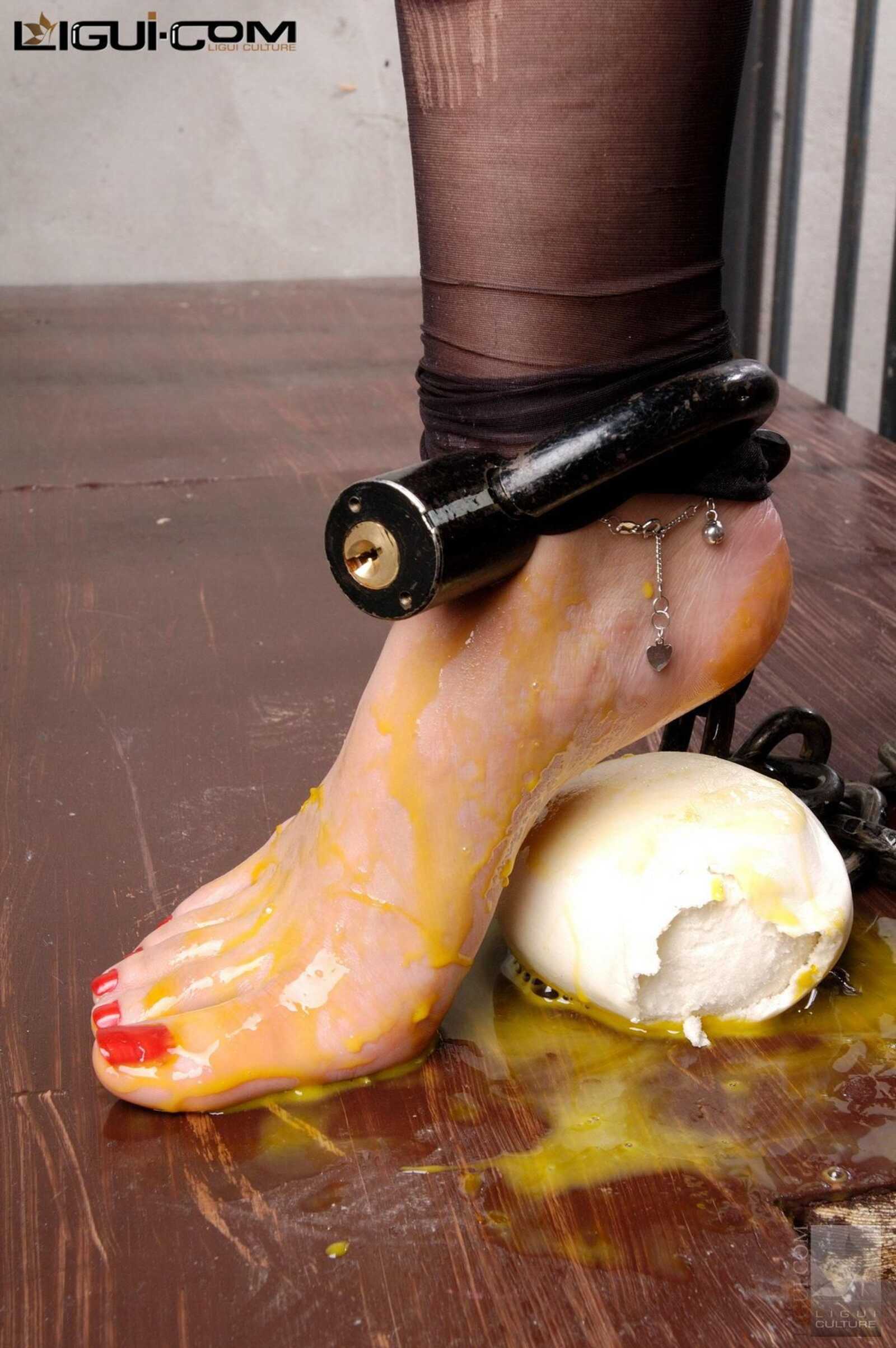 [丽柜美束LiGui] Model Saya《黑丝脚铐》丝足写真图第10张