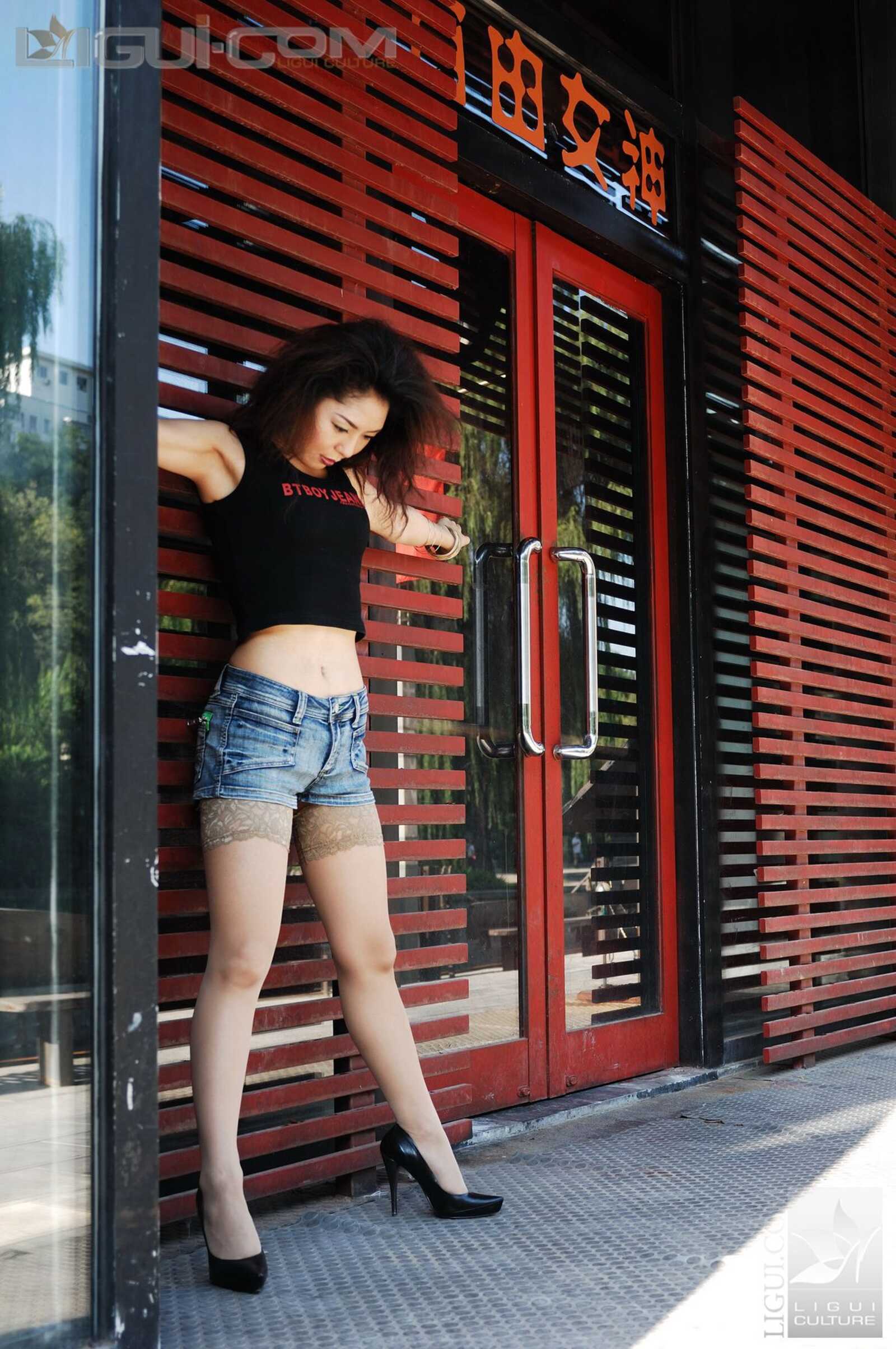 Model 冰清《牛仔和丝袜街拍》 [丽柜LiGui] 丝足写第3张