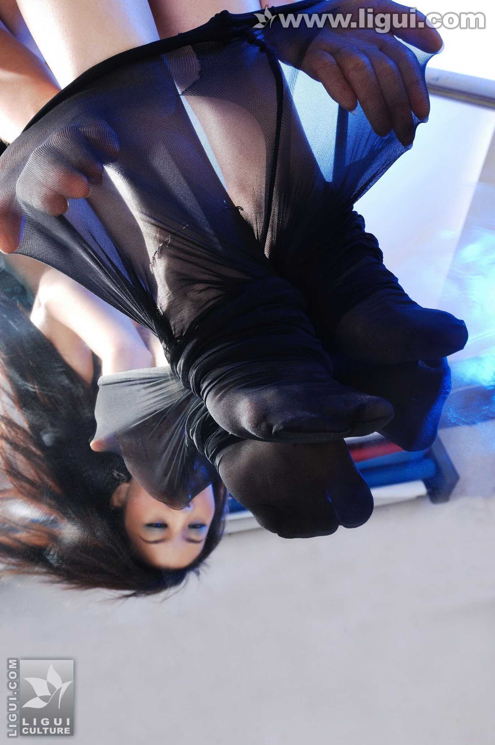 Model 小露露《狂野黑丝白皙美腿视觉盛宴》 [丽柜第3张