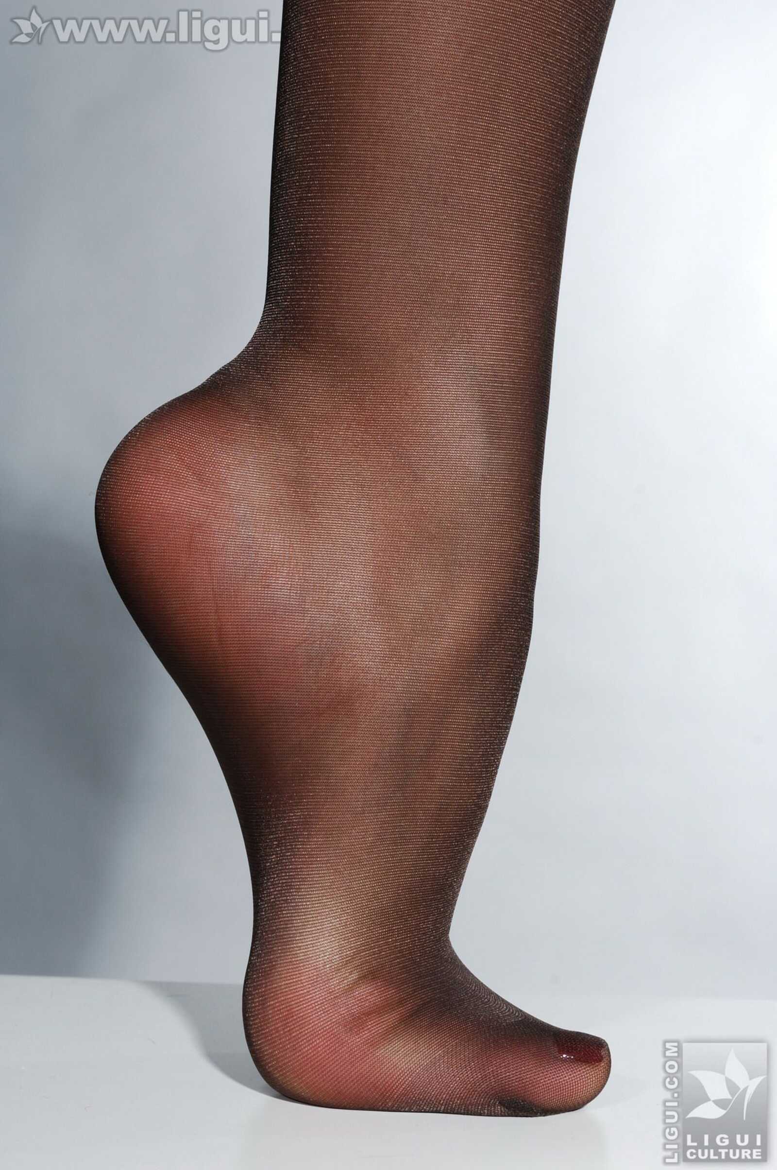 Model 思玉《皮草衬托之下的丝足美感》 [丽柜Li第3张