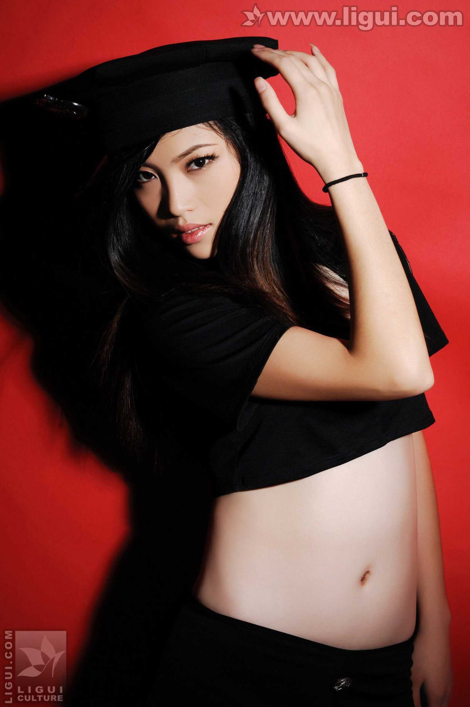 Model 左左《红色背景的性感女郎风情》 [丽柜美束第12张