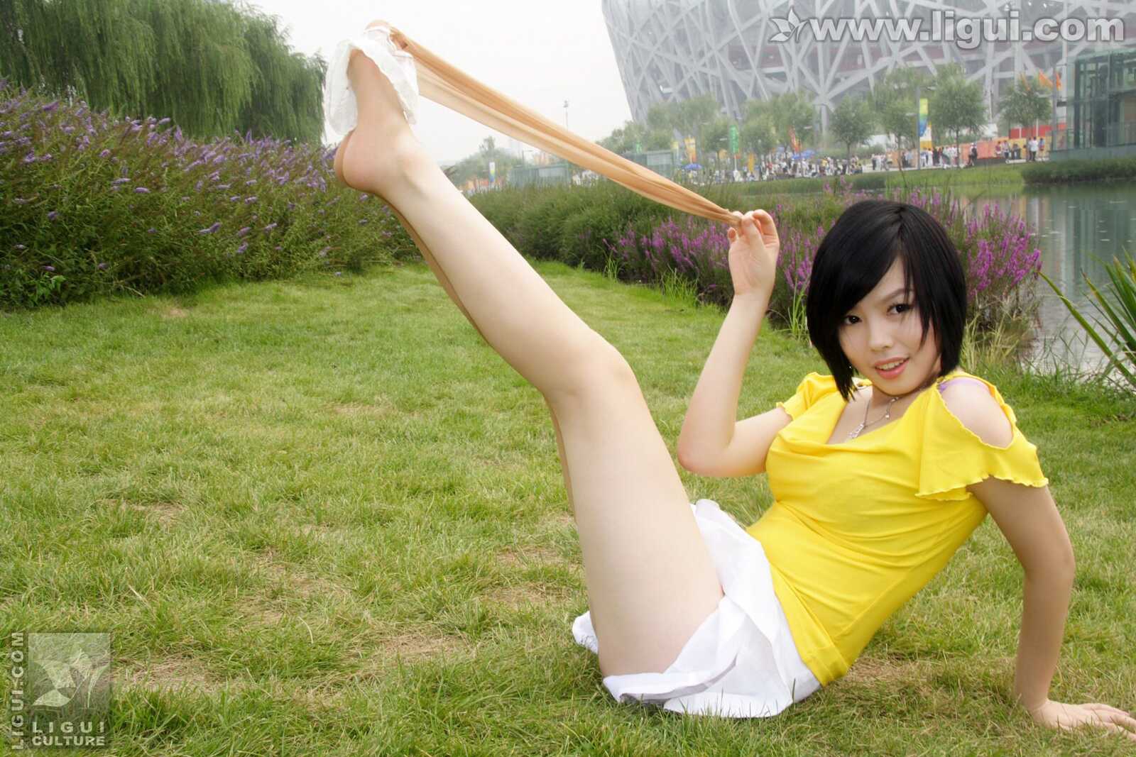 Model 幕子《草地上展现多姿美腿》 [丽柜LiGui] 丝第4张