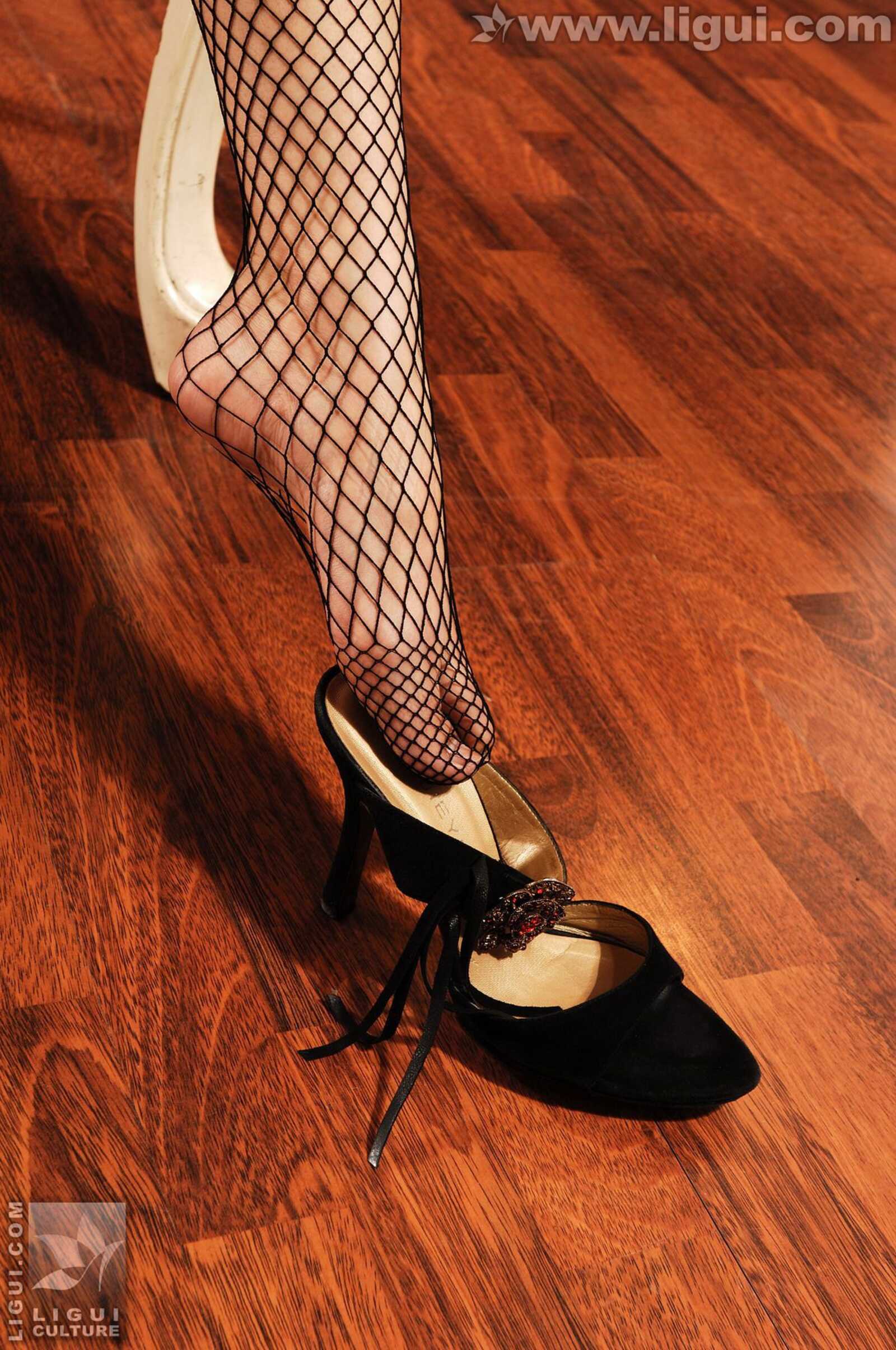 Model 丝丝《大网长袜罩住少女玉腿》 [丽柜LiGui第2张