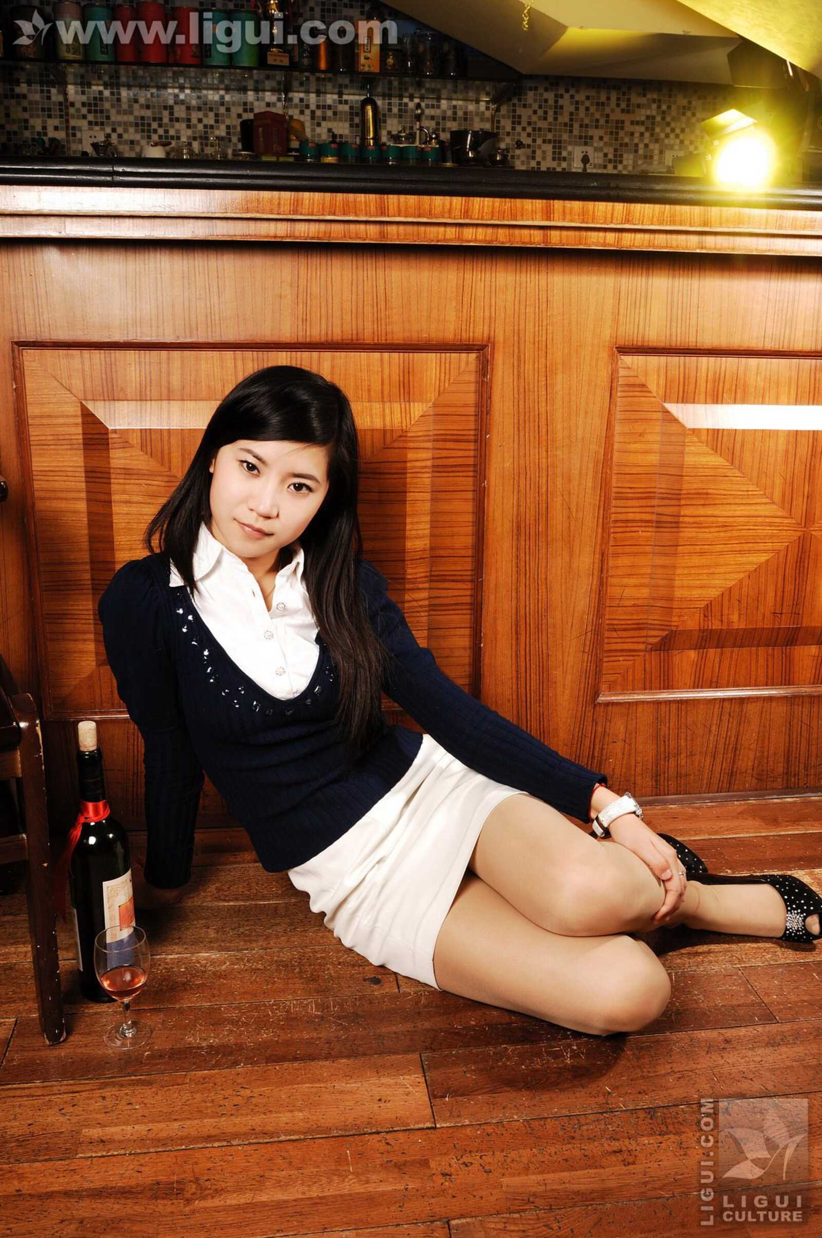 Model 卡鲁鲁《卖酒小姐吧台向客人献媚》 [丽柜第8张