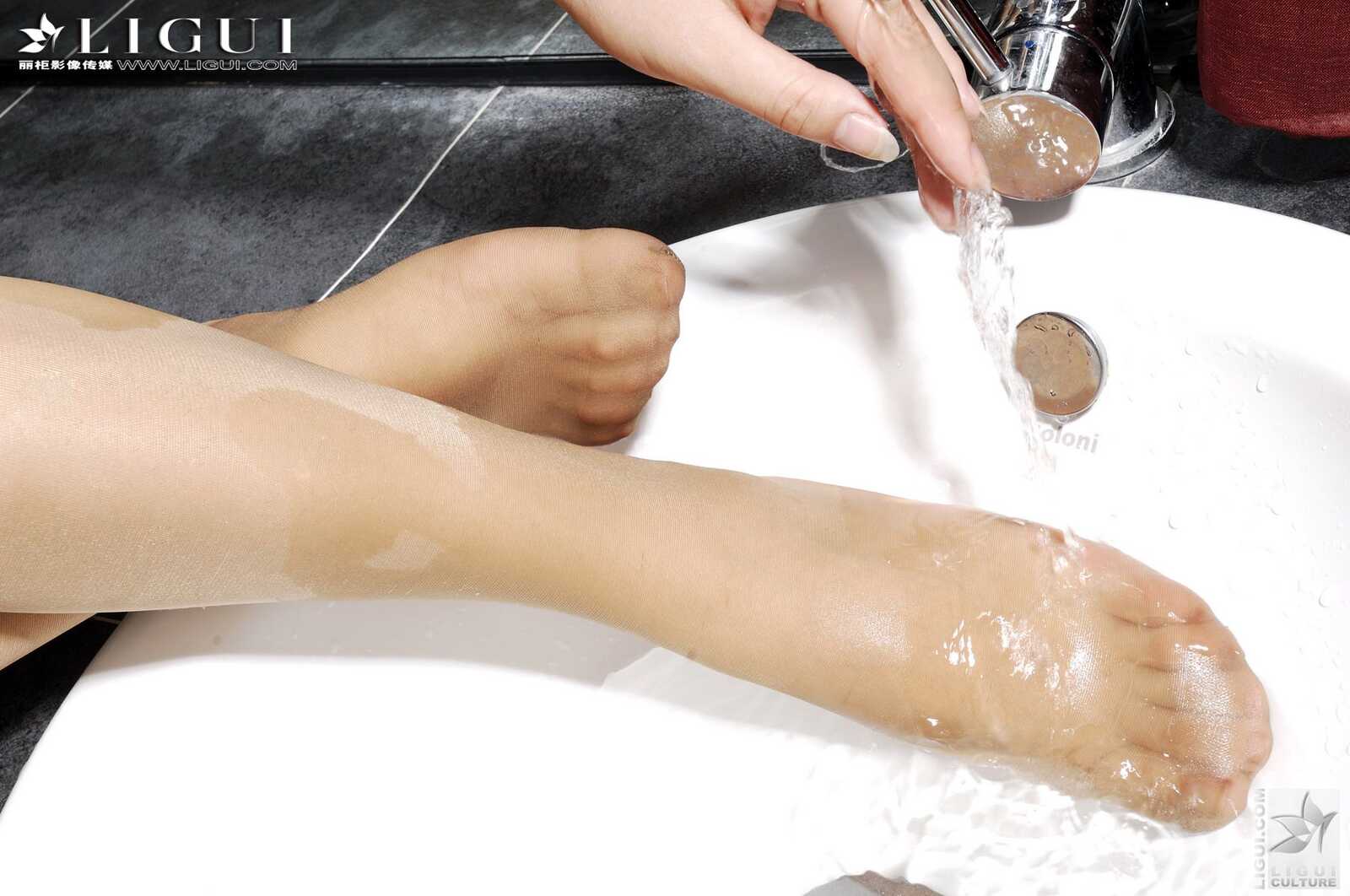 Model 英子《美女护士浴室嬉情》 上下合集 [丽柜第15张