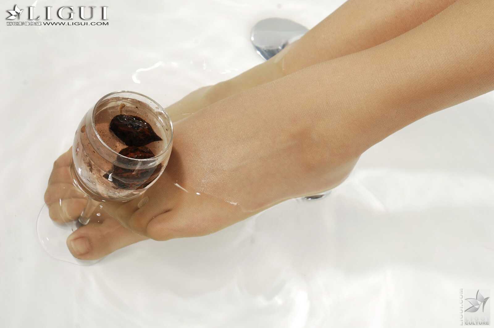 Model 英子《美女护士浴室嬉情》 上下合集 [丽柜第5张