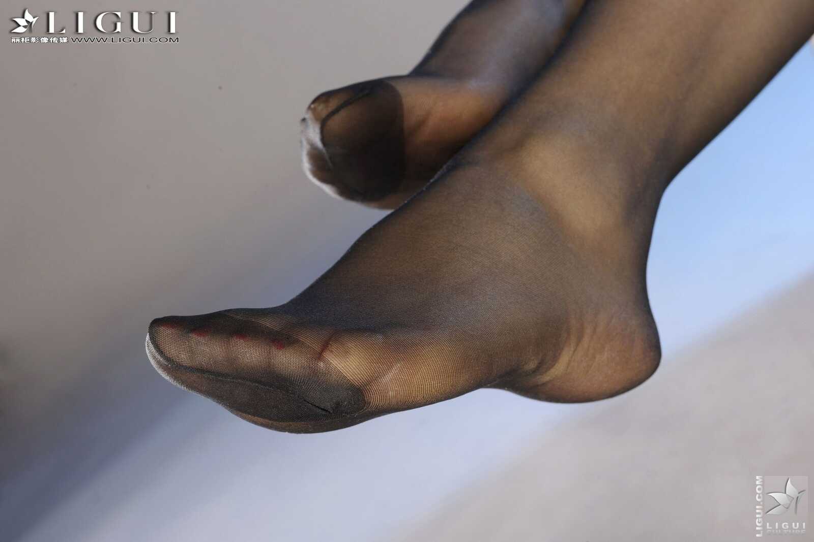Model LiLy《新年黑丝诱惑》 [丽柜LiGui] 美腿玉足写第1张