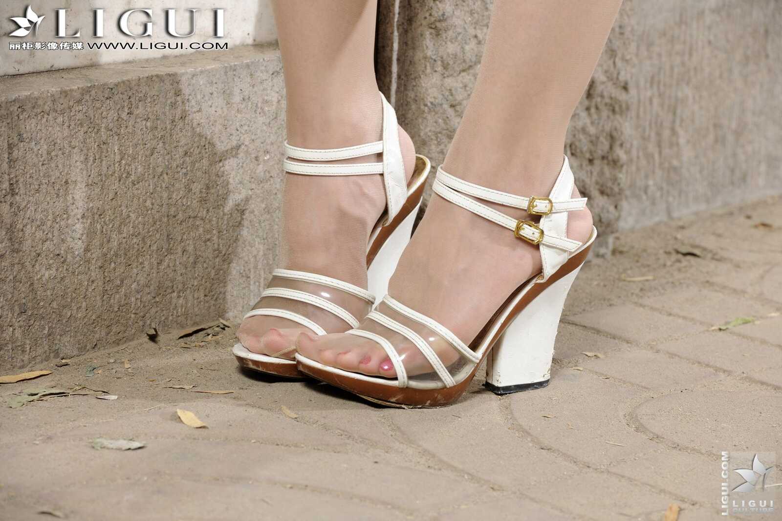 Model 乐乐《丝足戏水》 [丽柜LiGui] 美腿玉足写真第15张