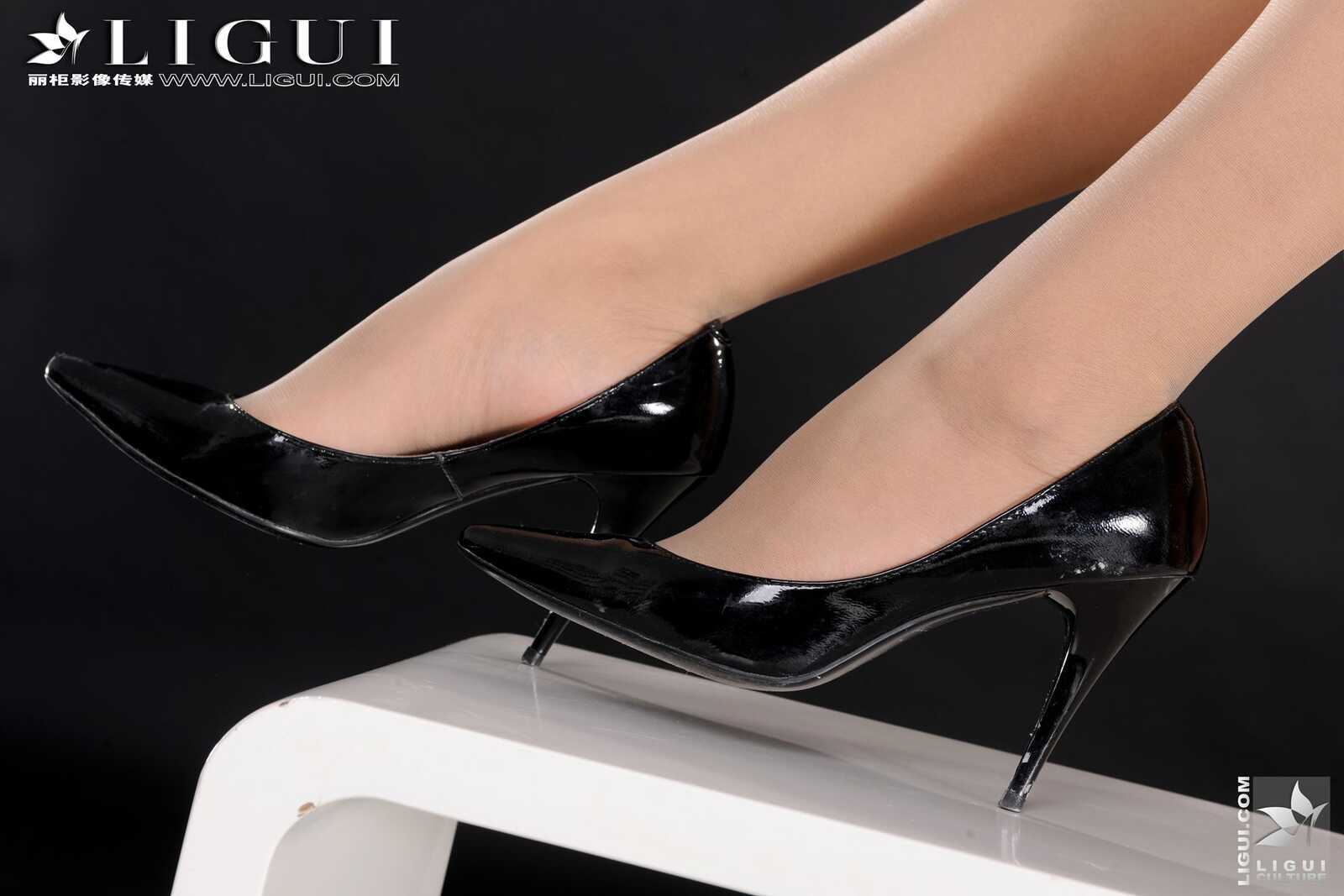 Model 美美《白领丽人美美》 [丽柜LiGui] 美腿玉足第12张