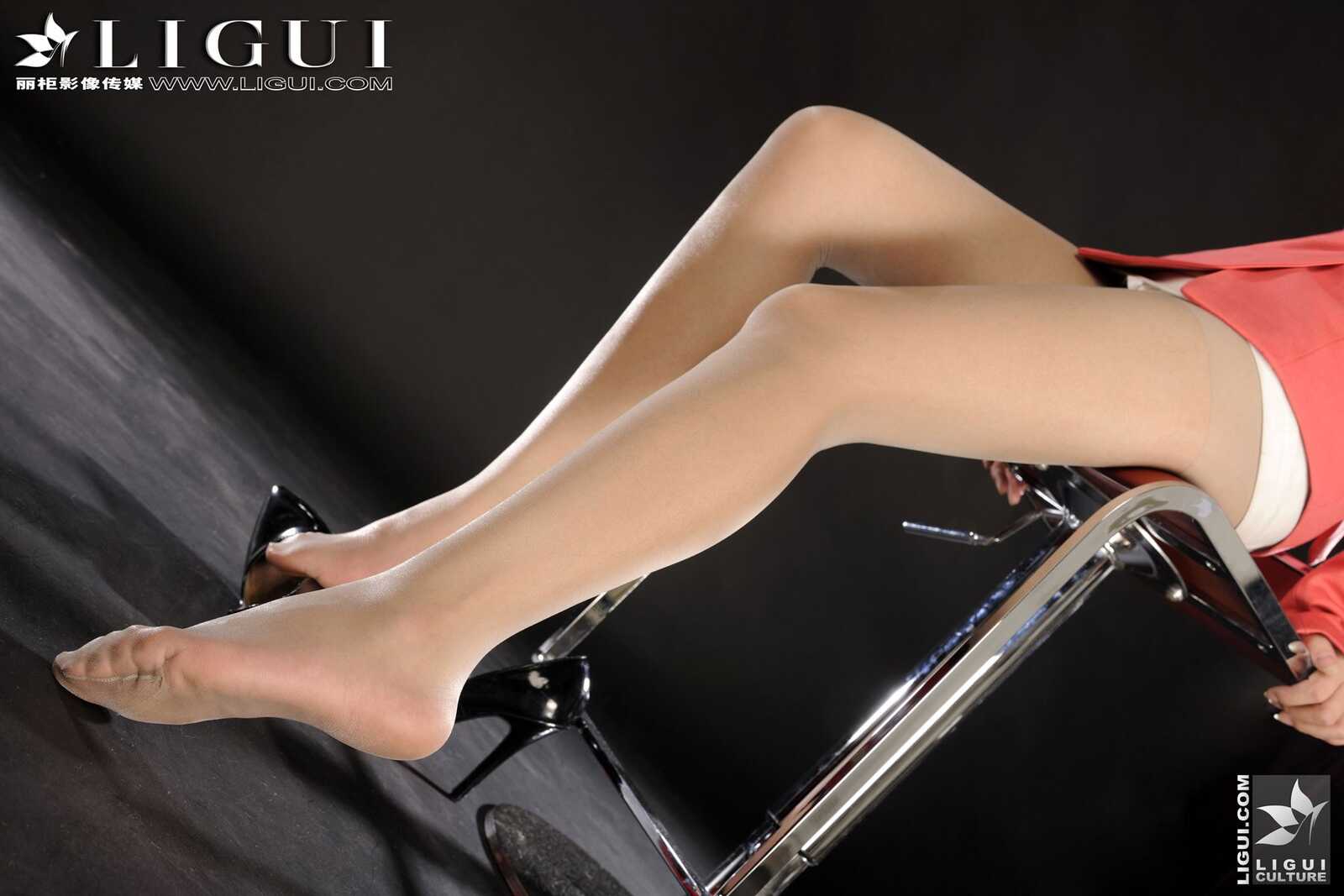 英子《俏丽女秘书》 [丽柜LiGui] Model 美腿玉足写第4张