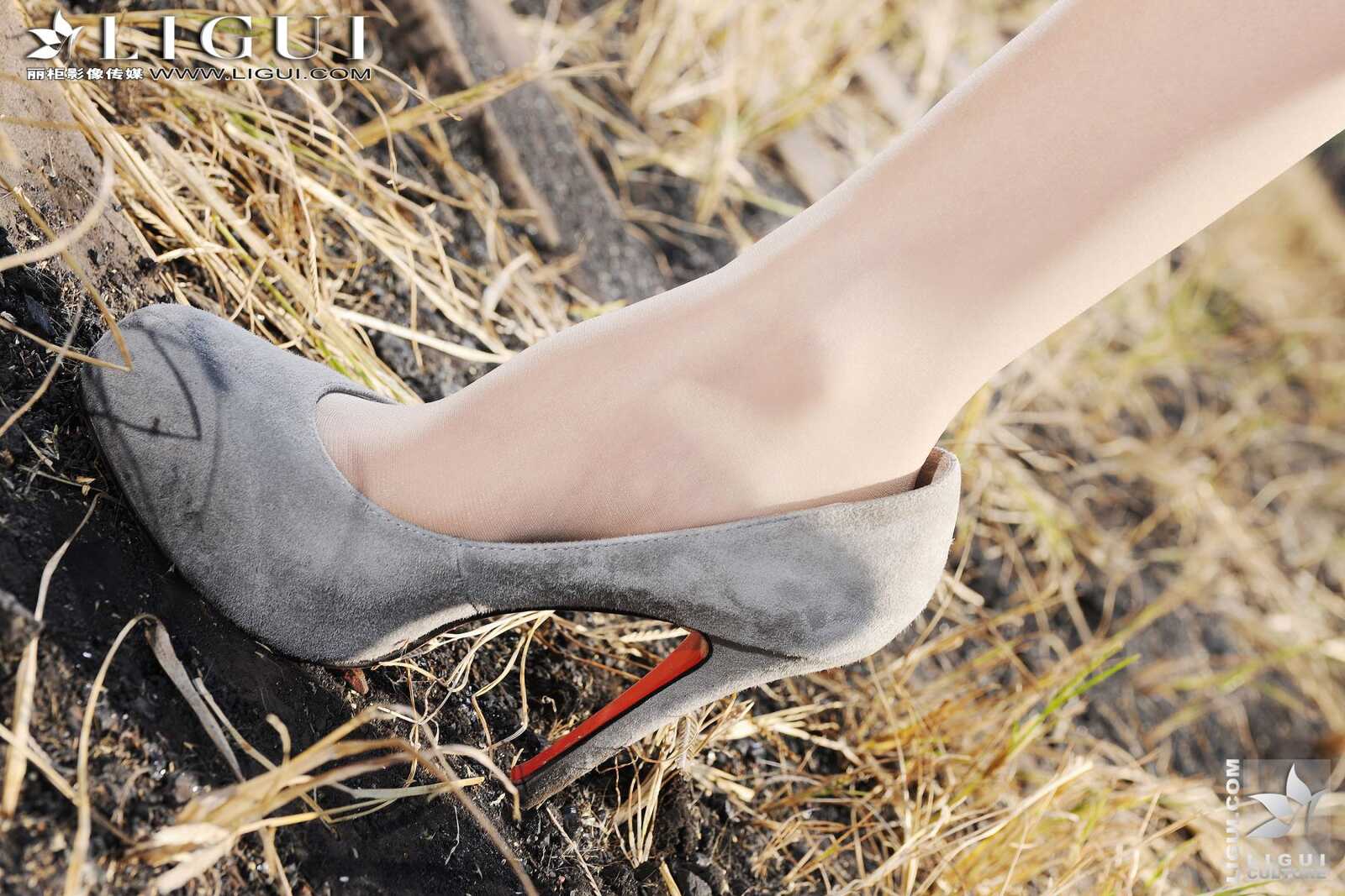 Model 文欣《小镇火车站的美腿诱惑》上下合集第18张