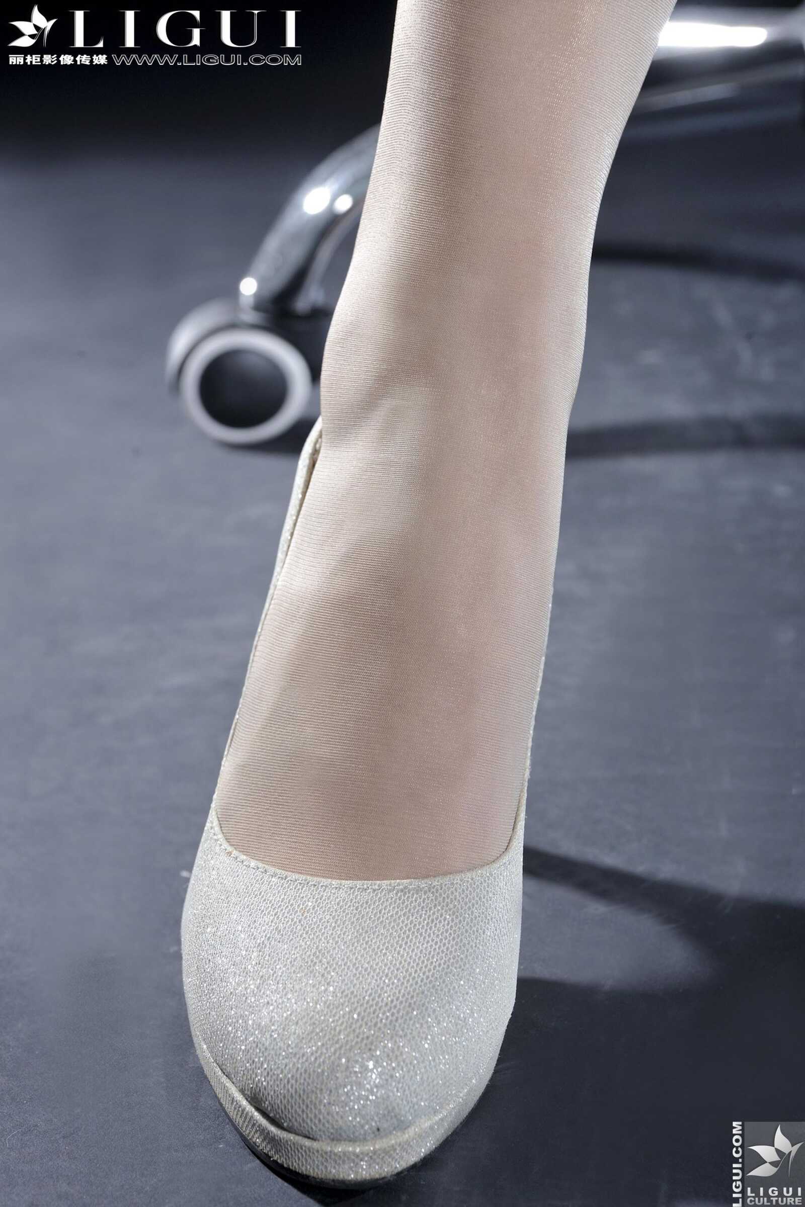 [丽柜LiGui] Model 依依《职场丽人》 美腿玉足写真第13张