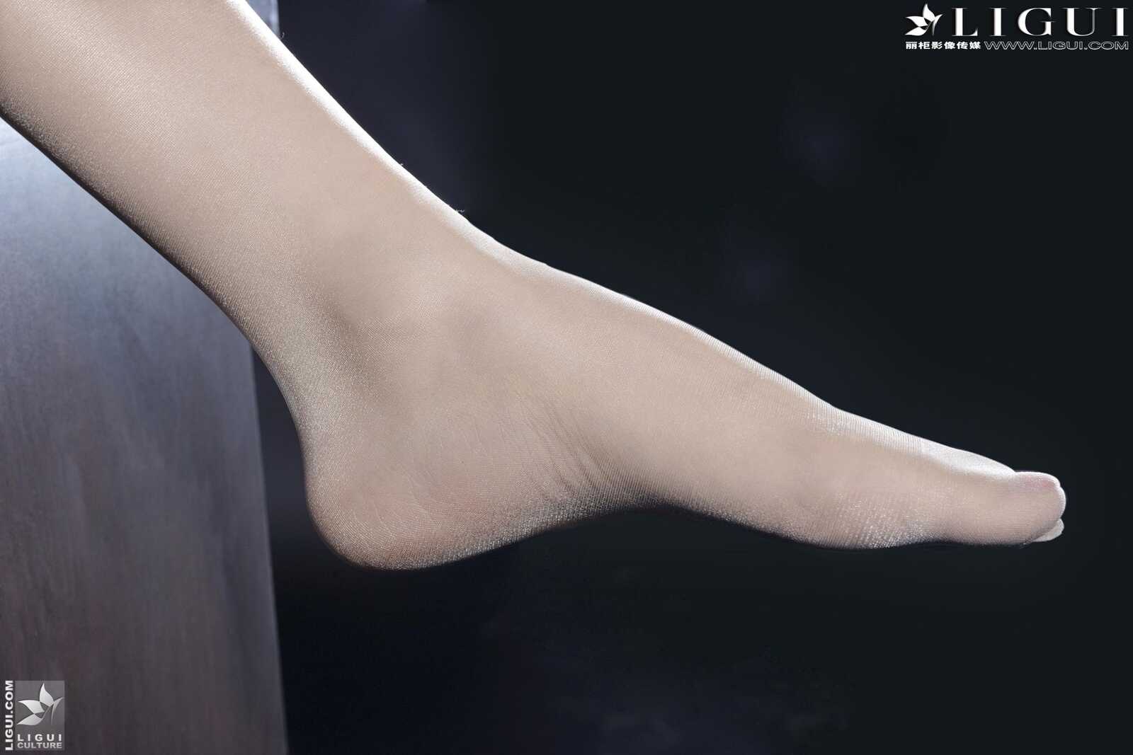 [丽柜LiGui] Model 依依《职场丽人》 美腿玉足写真第1张