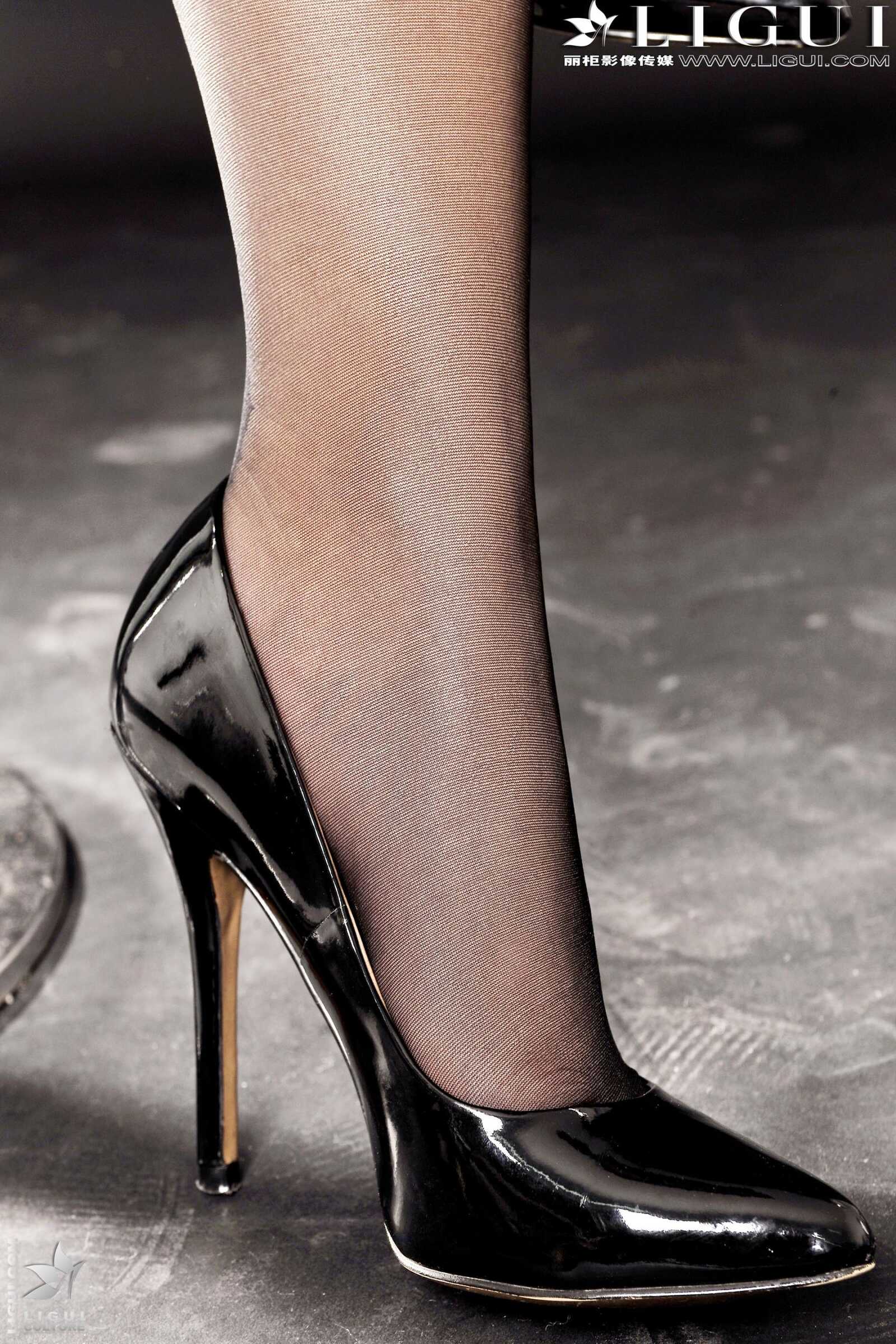 Model 安娜《职业装黑丝美足》 [丽柜LiGui] 美腿玉第16张