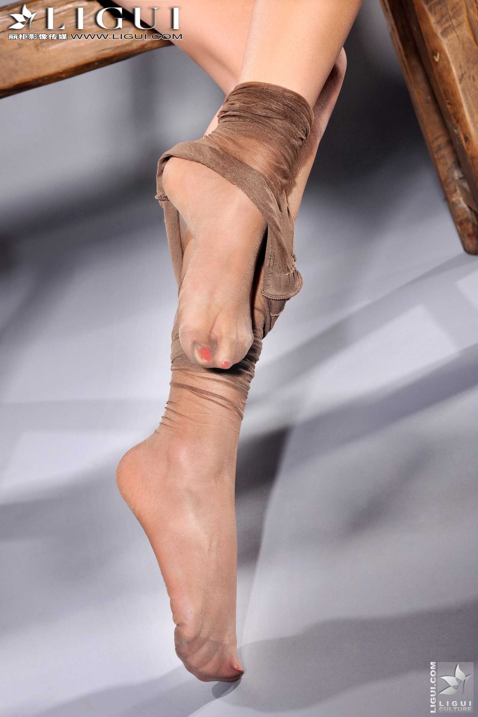 [丽柜LiGui] Model 司琪《蕾丝高跟丝足》美腿恋足写第2张