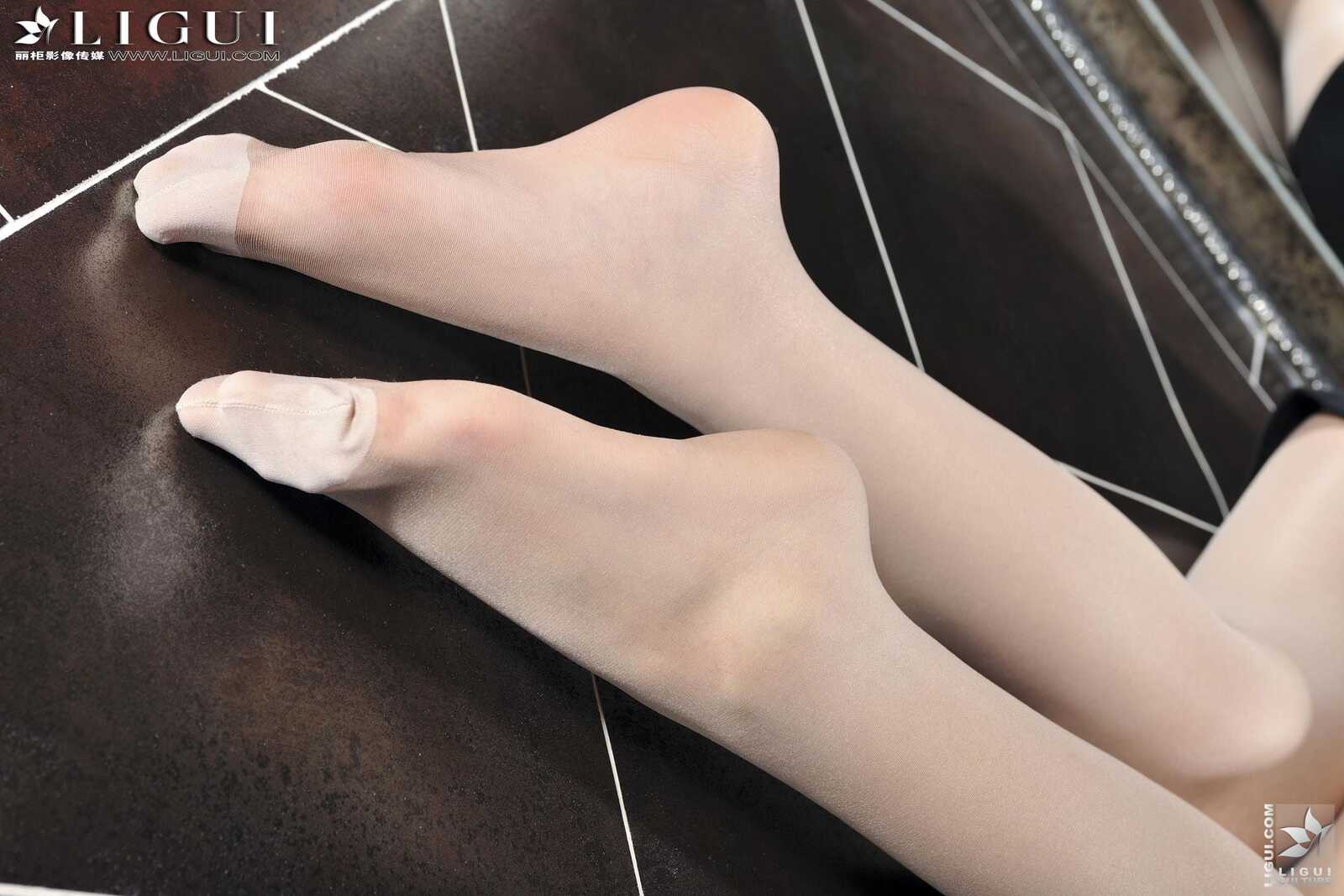 Model 小杨幂《OL高跟丝足》上下全集 [丽柜贵足第1张